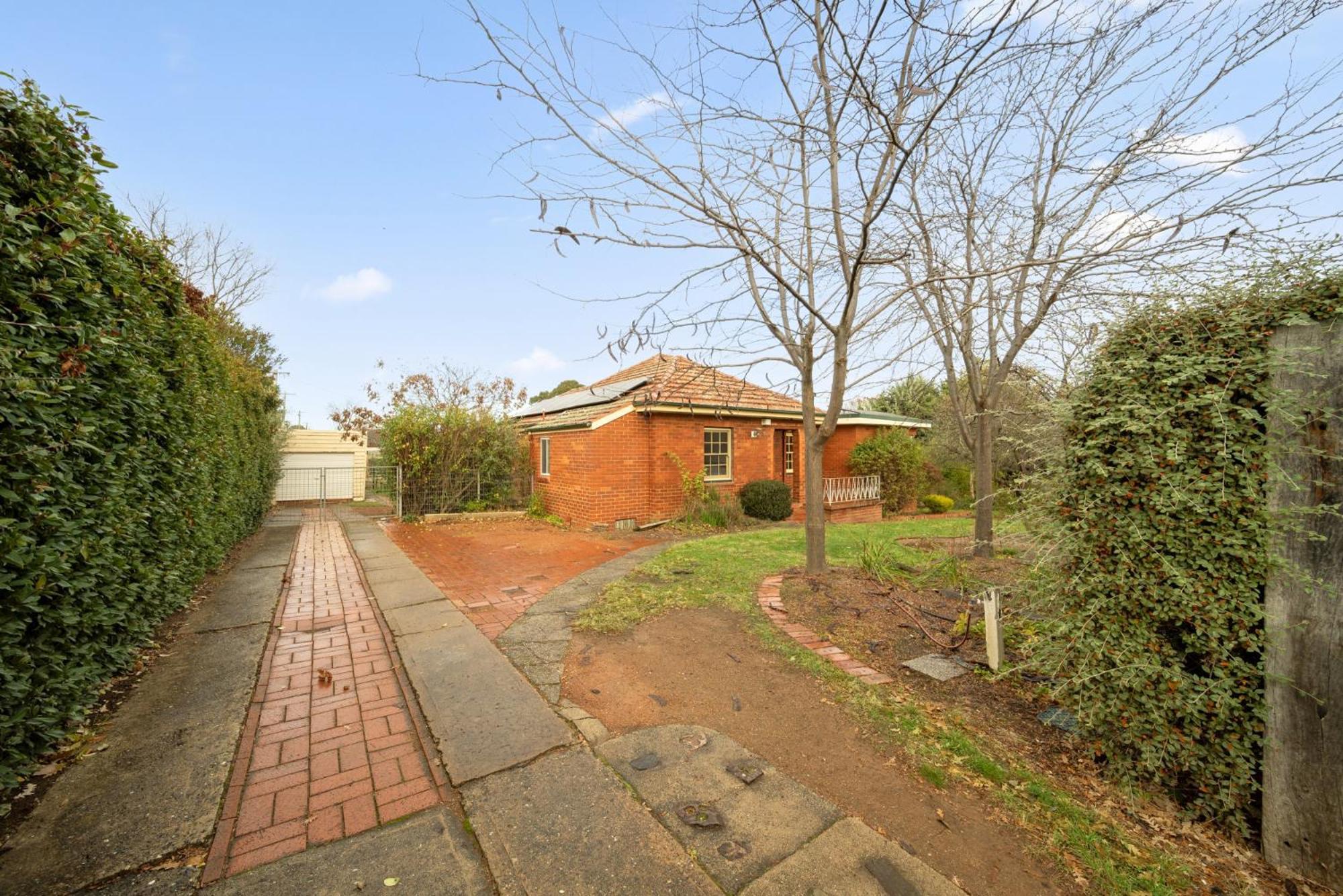 3-bed Family Haven With Garden & Bbq Area Canberra