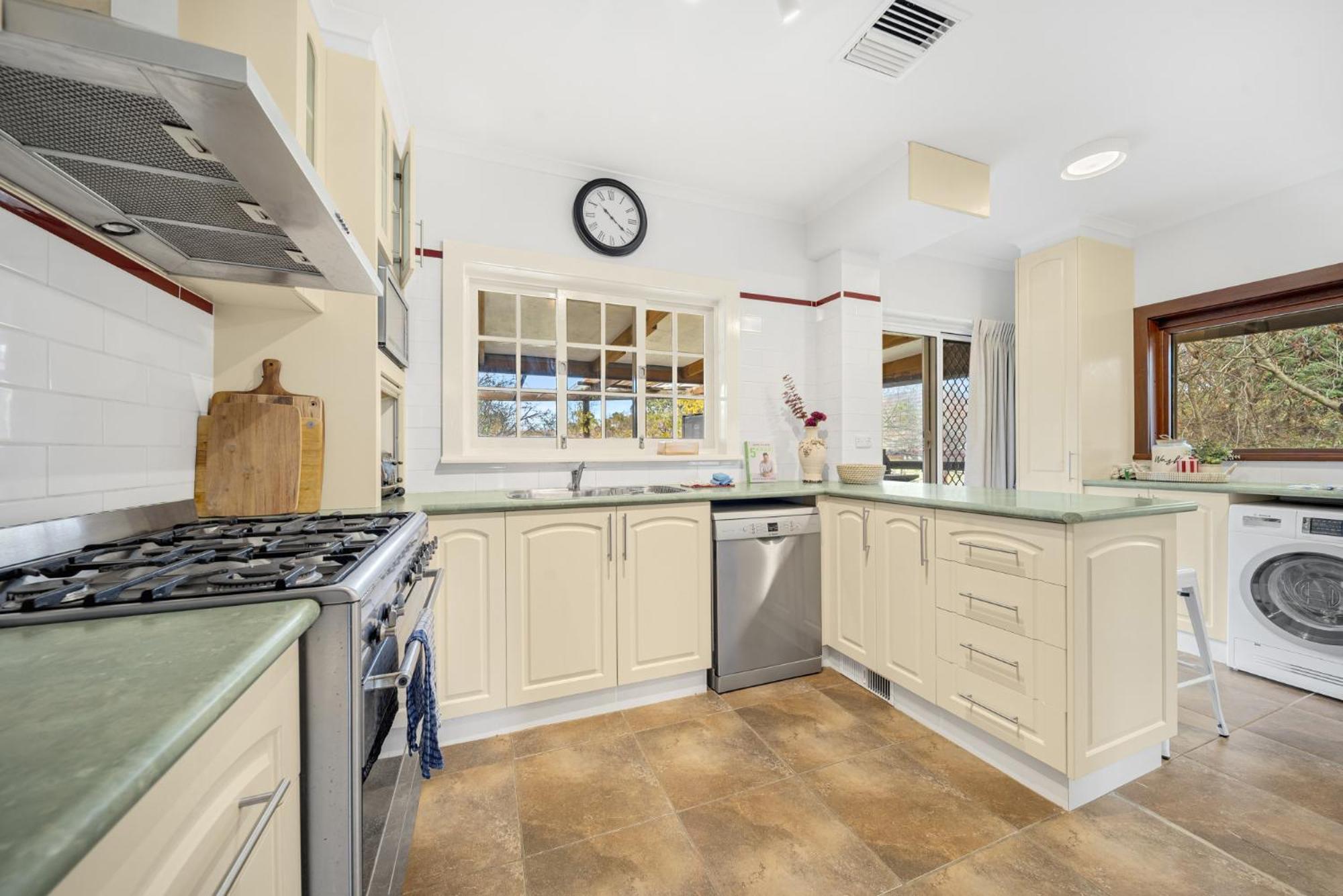 3-bed Family Haven With Garden & Bbq Area