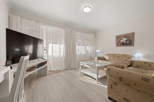Beautiful Inner City Fully Renovated Ground Floor With Attached Lock-up Garage Apartment