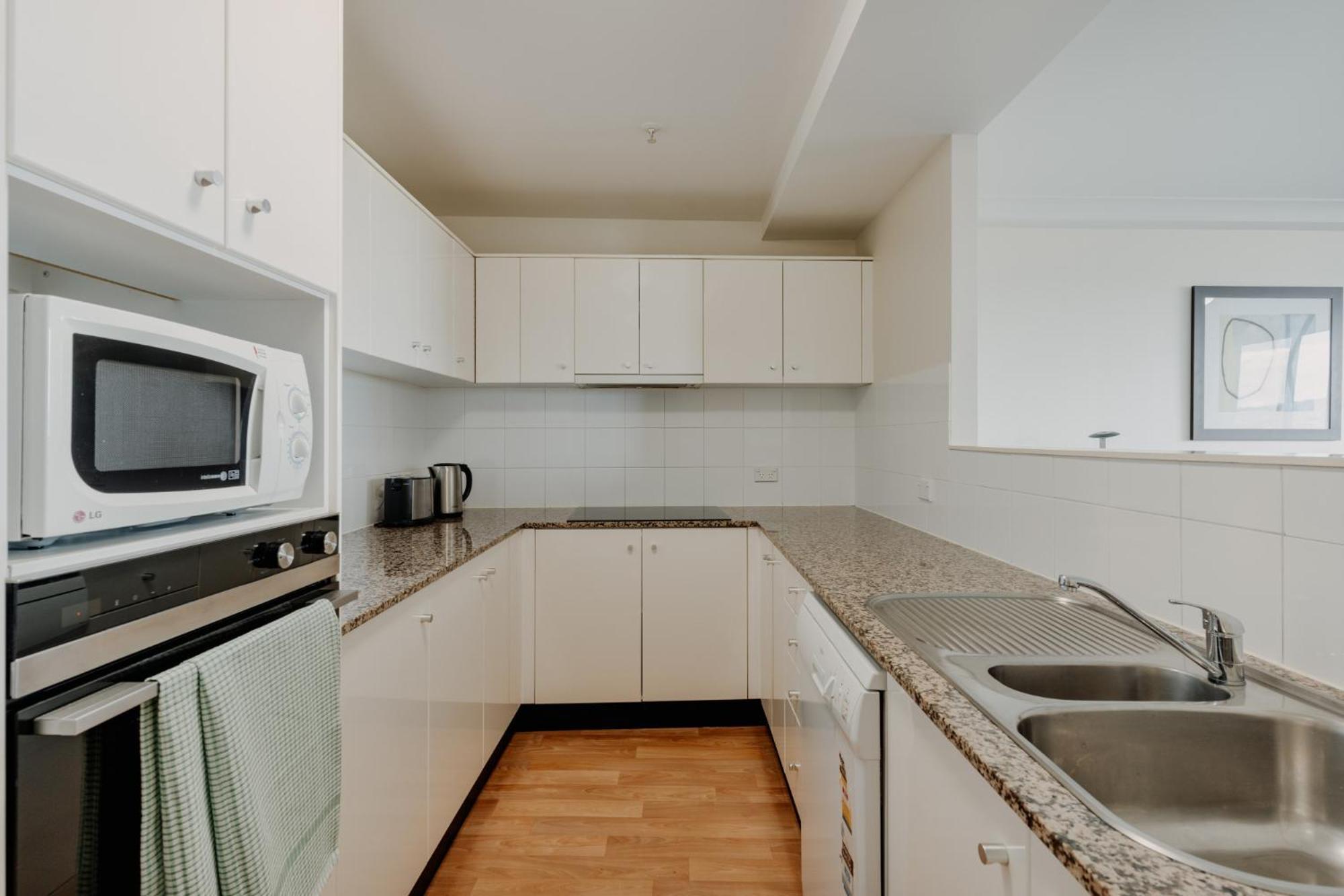 2-bed With Gym, Tennis Court & Stunning Views *