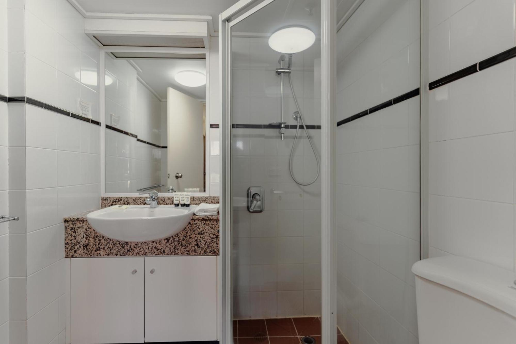 2-bed With Gym, Tennis Court & Stunning Views Canberra