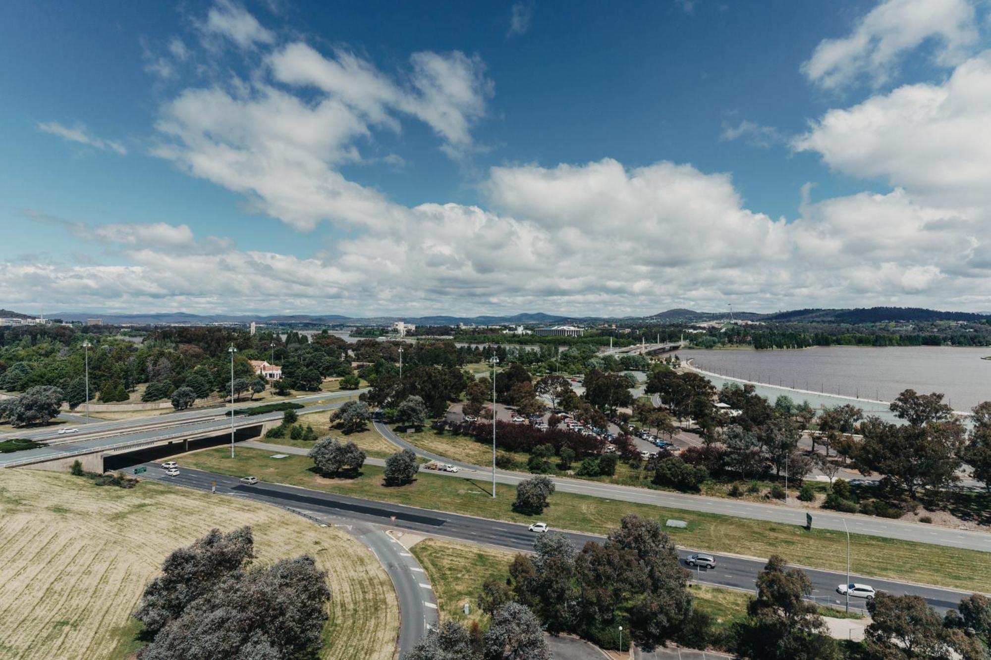 Apartment 2-bed With Gym, Tennis Court & Stunning Views Canberra