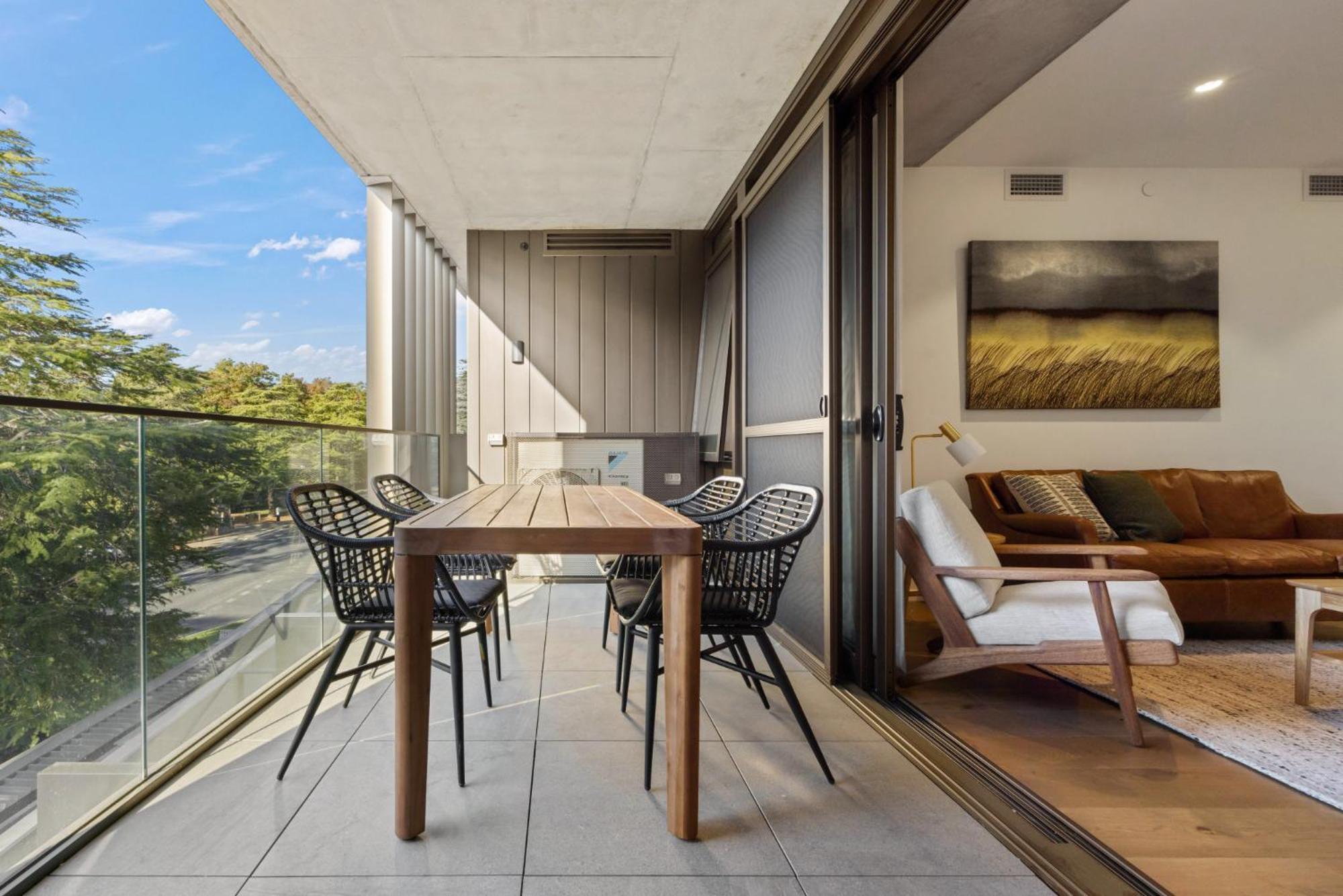 Apartment Elegant 2-bed Urban Retreat With Outdoor Dining *