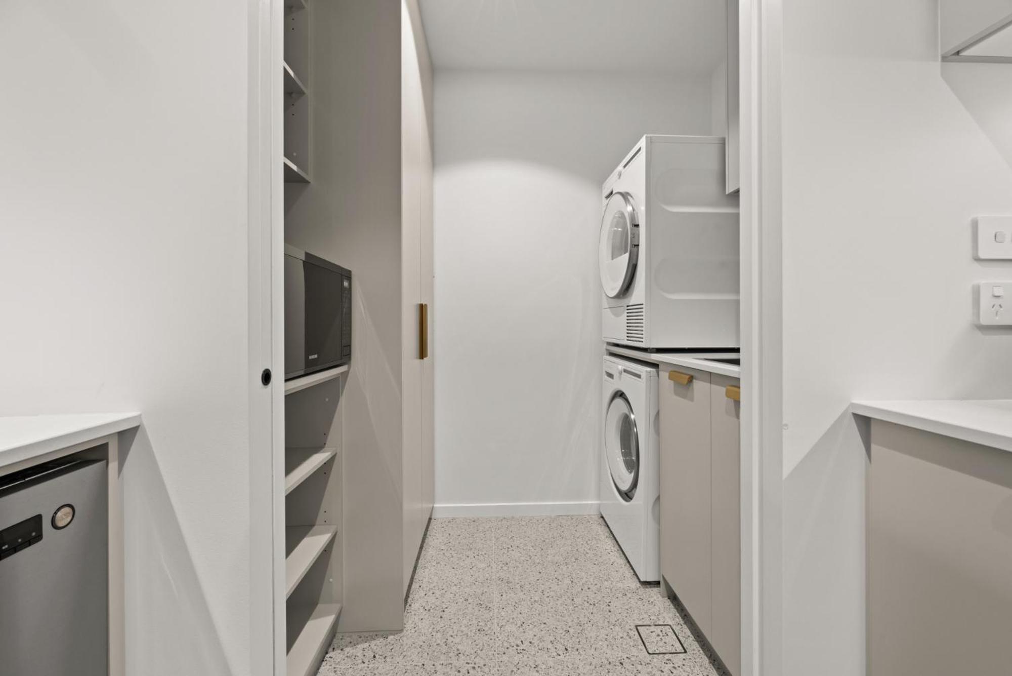 Elegant 2-bed Urban Retreat With Outdoor Dining Apartment Canberra
