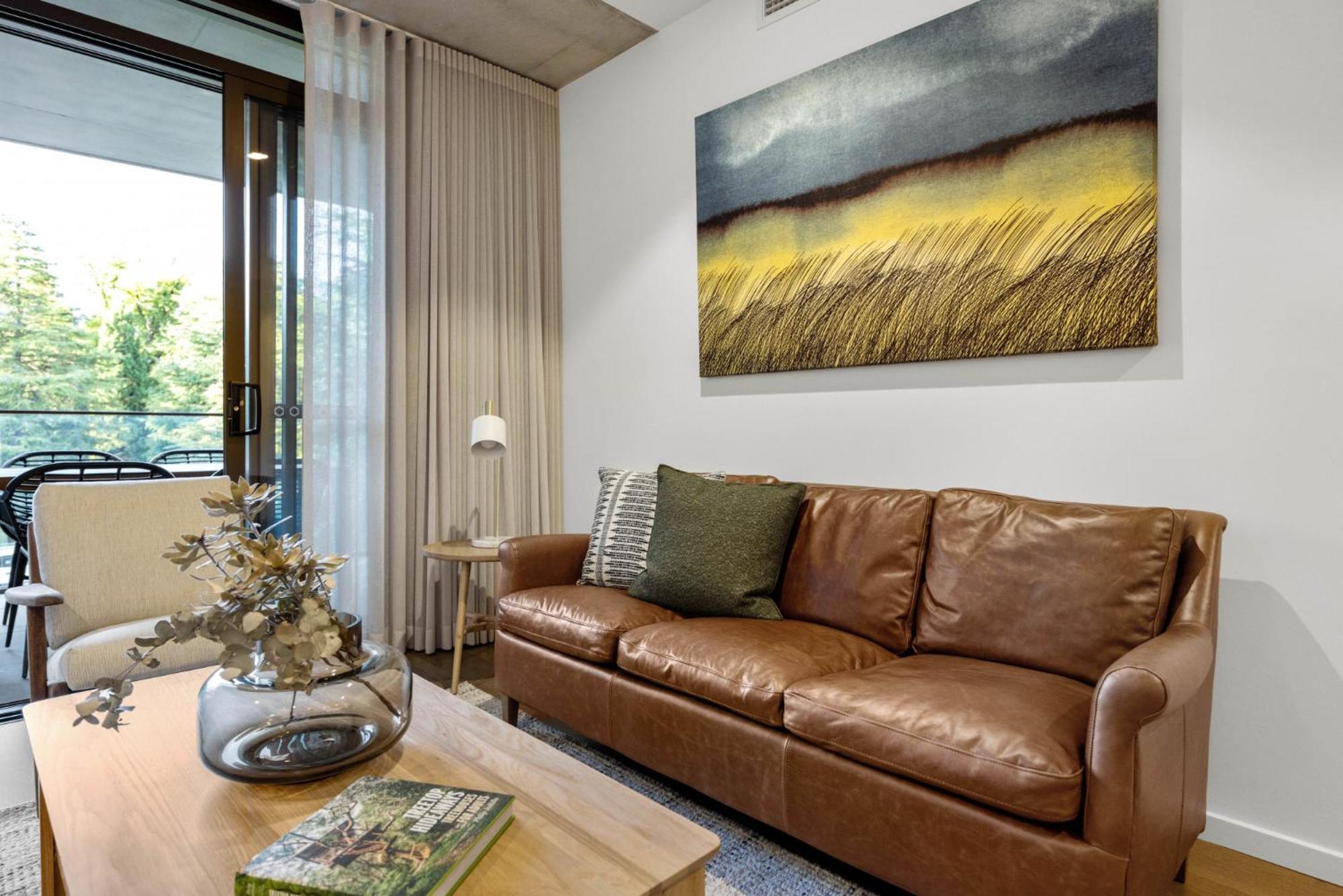 Elegant 2-bed Urban Retreat With Outdoor Dining *