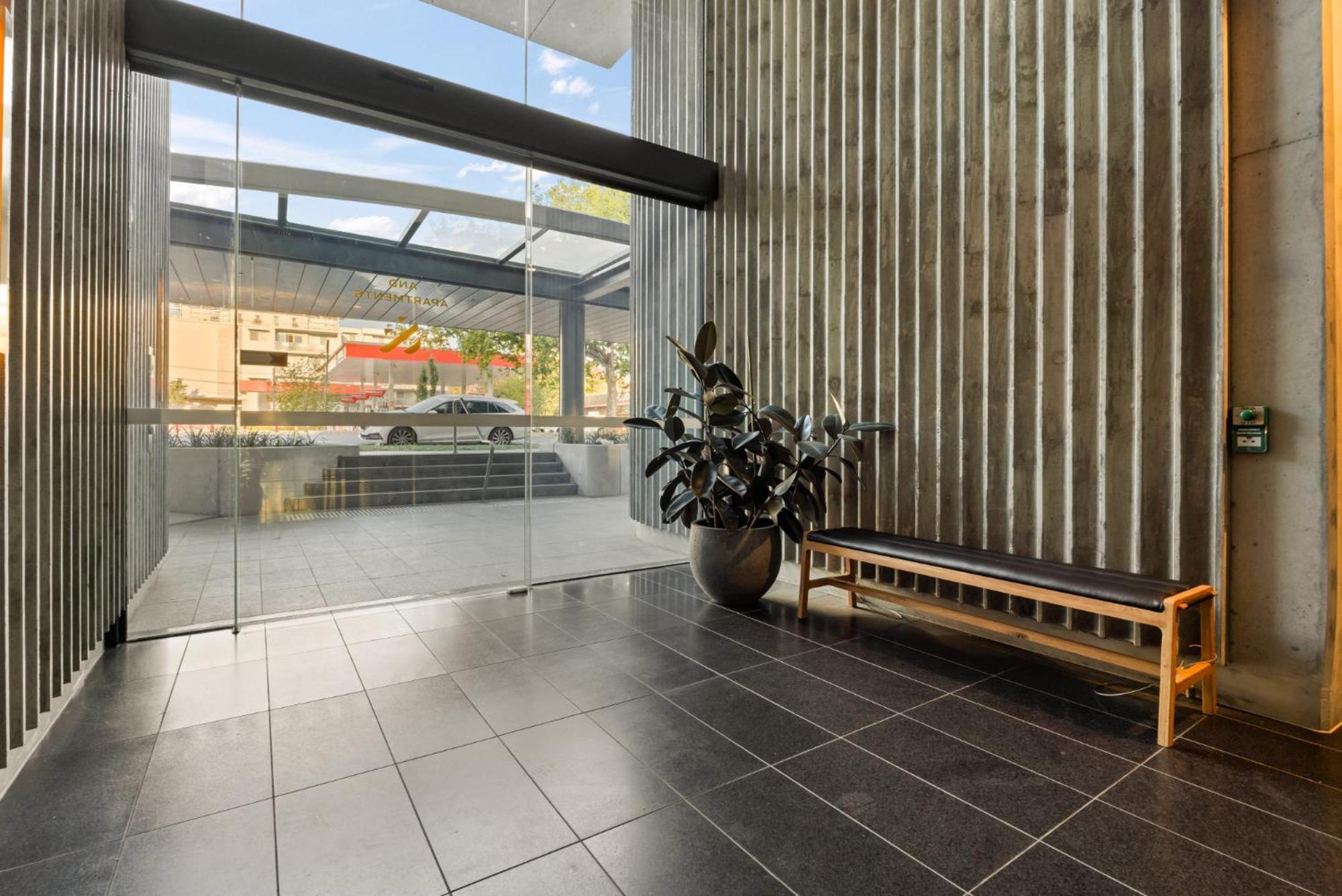 Elegant 2-bed Urban Retreat With Outdoor Dining Apartment