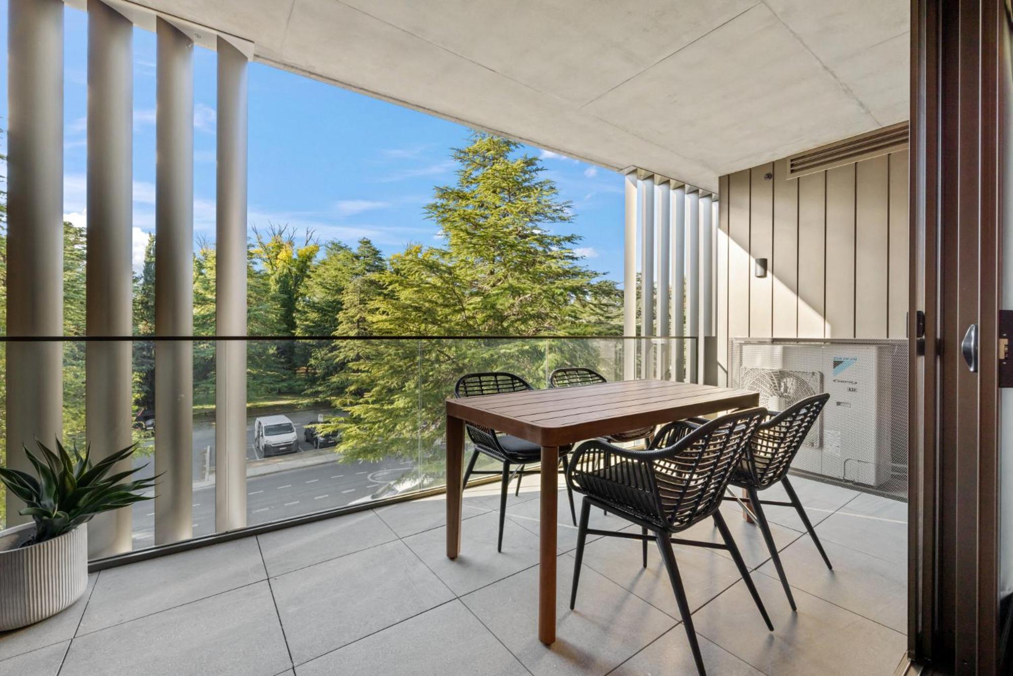 Elegant 2-bed Urban Retreat With Outdoor Dining Apartment