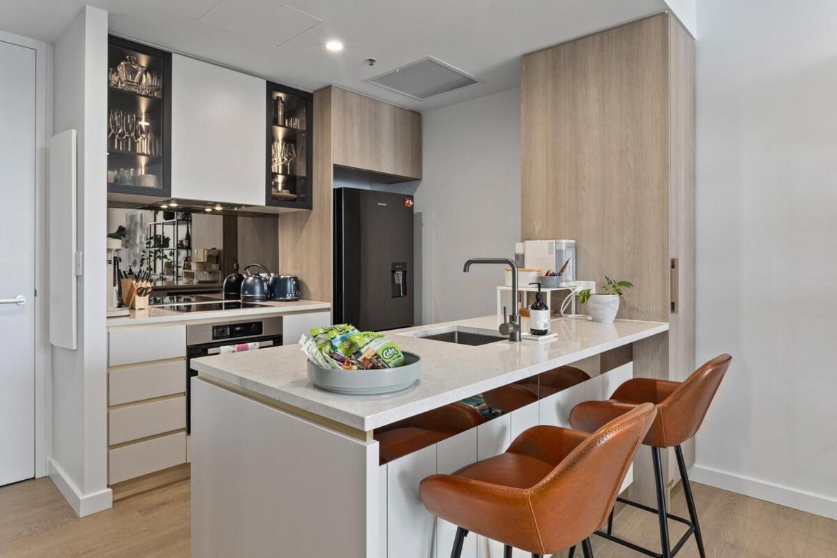 Perfect Location With 5 Star Amenities Apartment