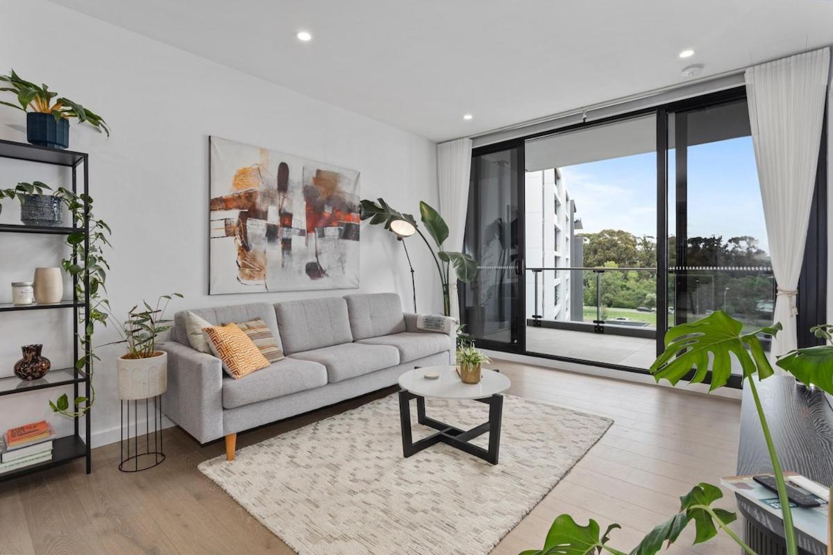 Perfect Location With 5 Star Amenities Apartment *