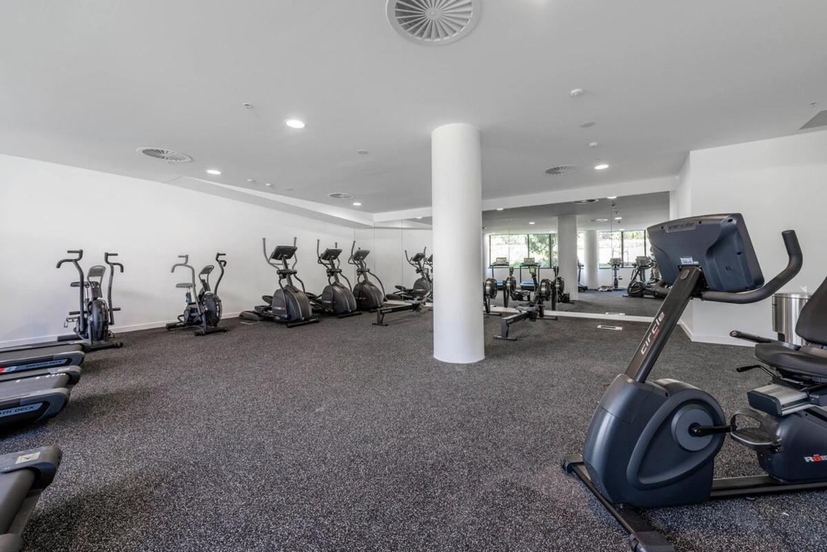Perfect Location With 5 Star Amenities Apartment *