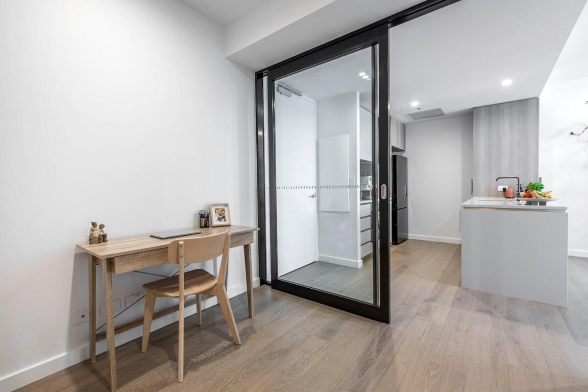 Apartment Perfect Location With 5 Star Amenities *