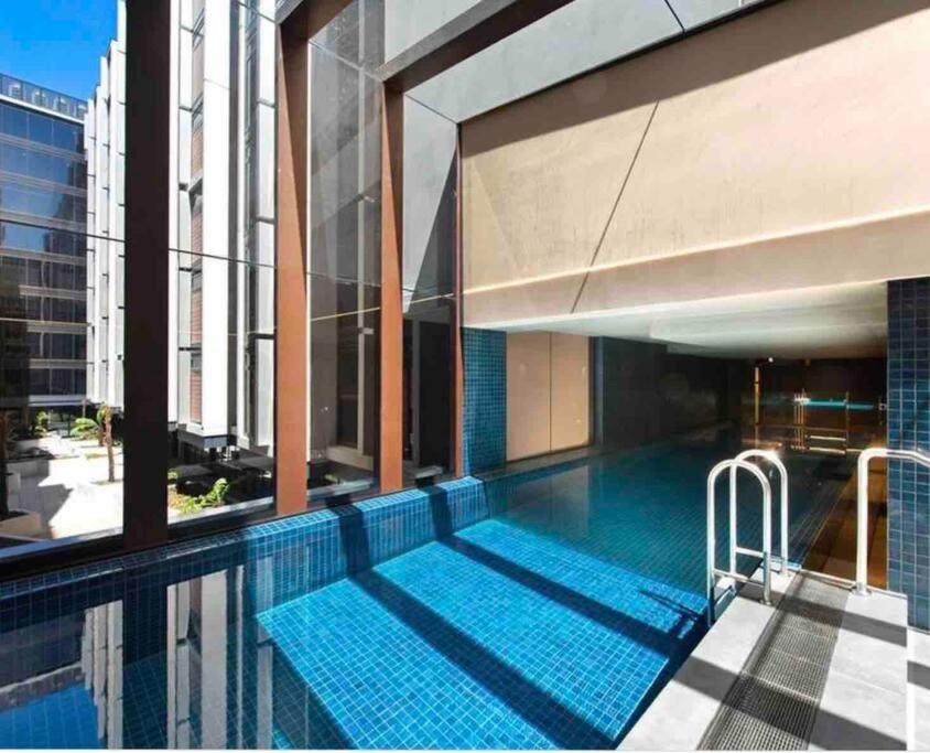 Midnight Luxe 2br 2bath 2car 528 In The Heart Of Braddon Pool Sauna Gym Secure Parking Wifi Wine Apartment Canberra