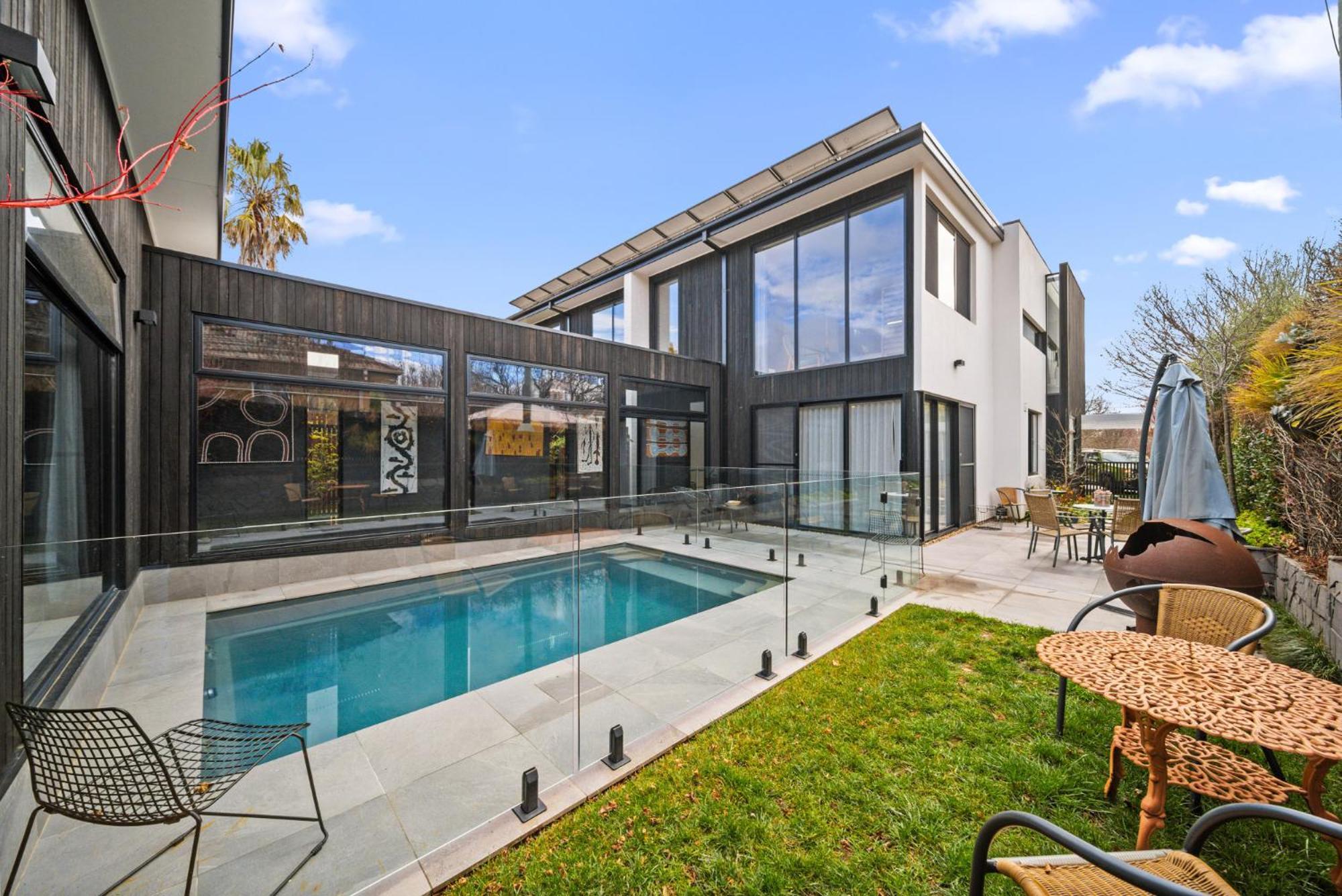 Luxurious 2-bed Pool, Lift, Alfresco Dining *