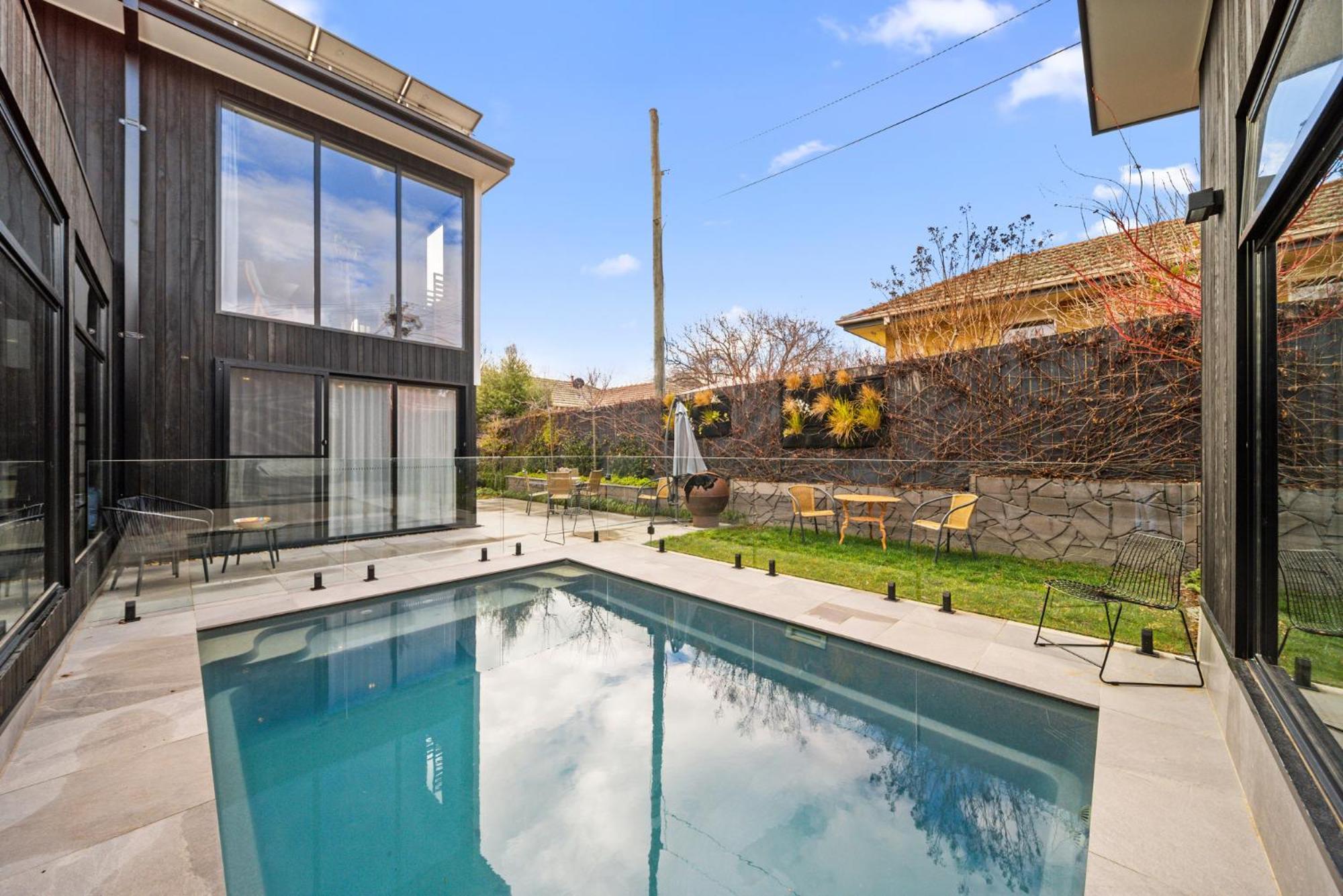 Luxurious 2-bed Pool, Lift, Alfresco Dining * Canberra