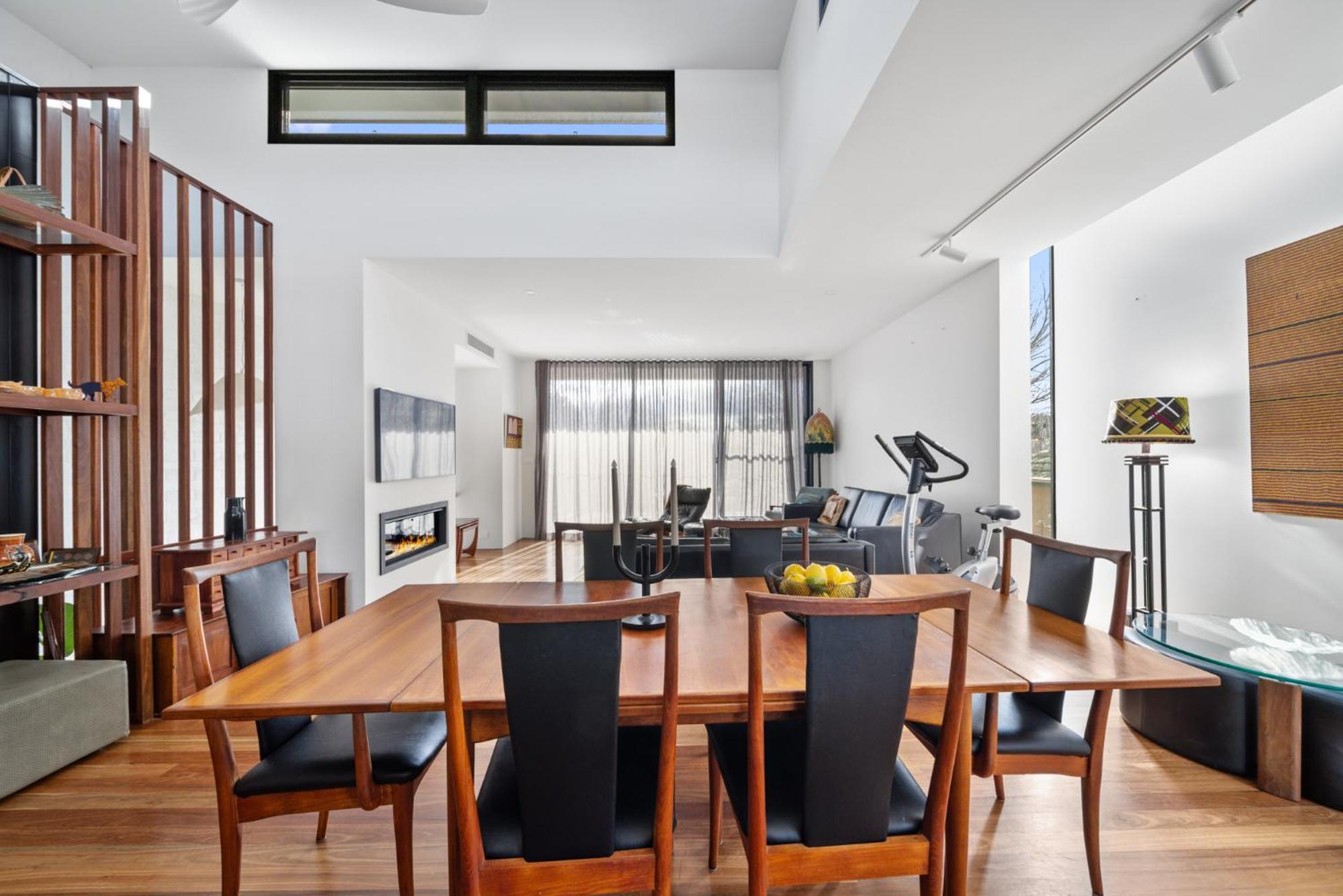 Luxurious 2-bed Pool, Lift, Alfresco Dining Holiday home Canberra