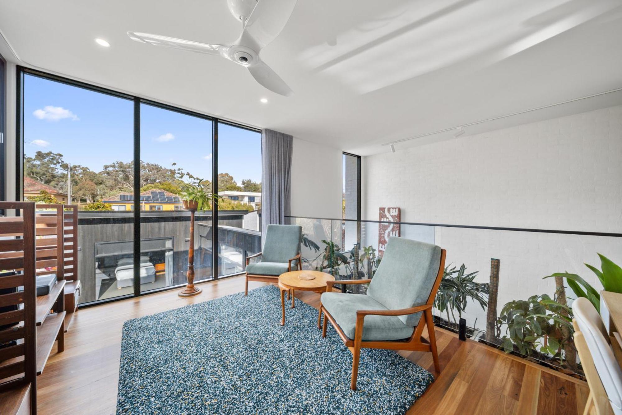 Luxurious 2-bed Pool, Lift, Alfresco Dining Canberra