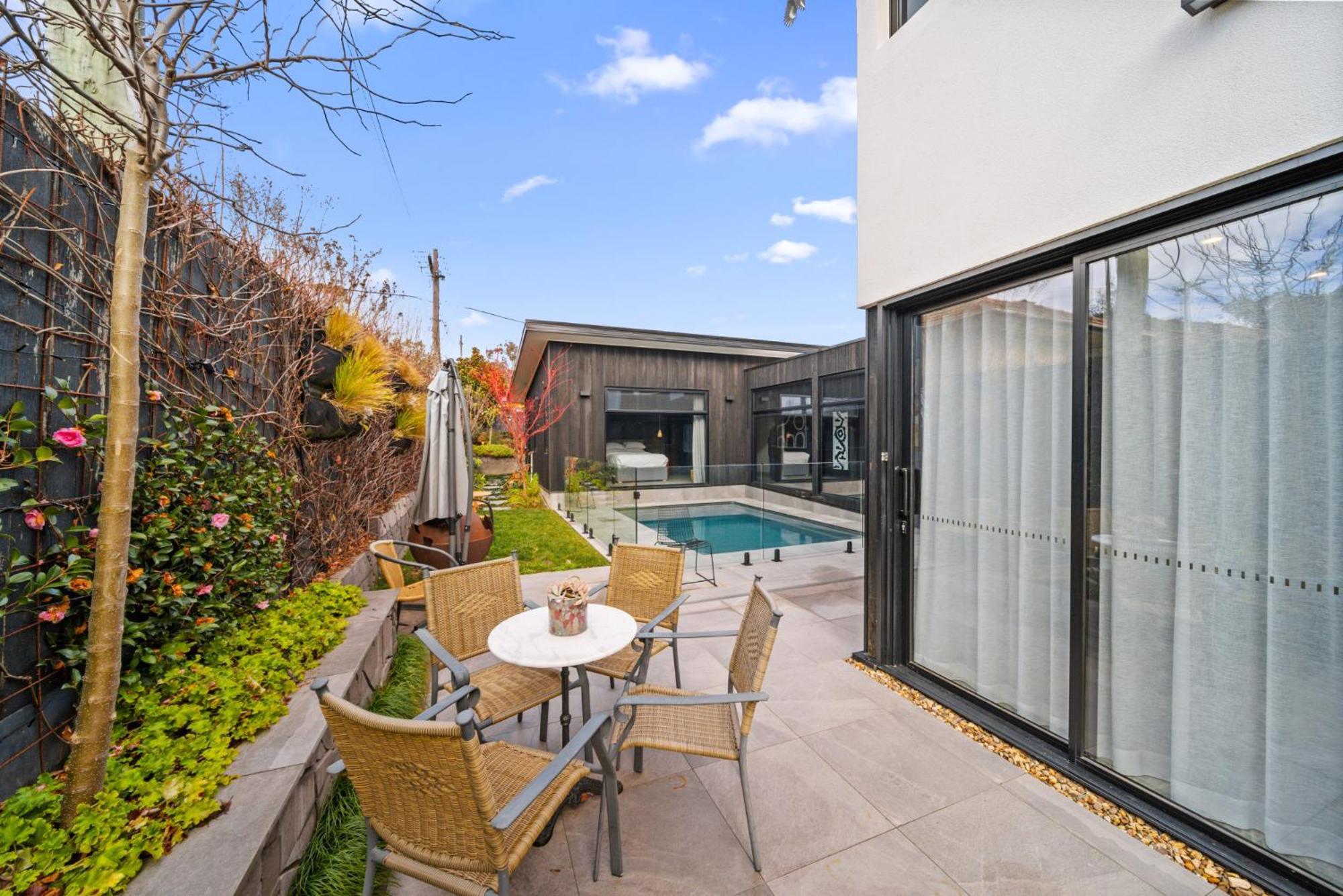 Luxurious 2-bed Pool, Lift, Alfresco Dining * Canberra