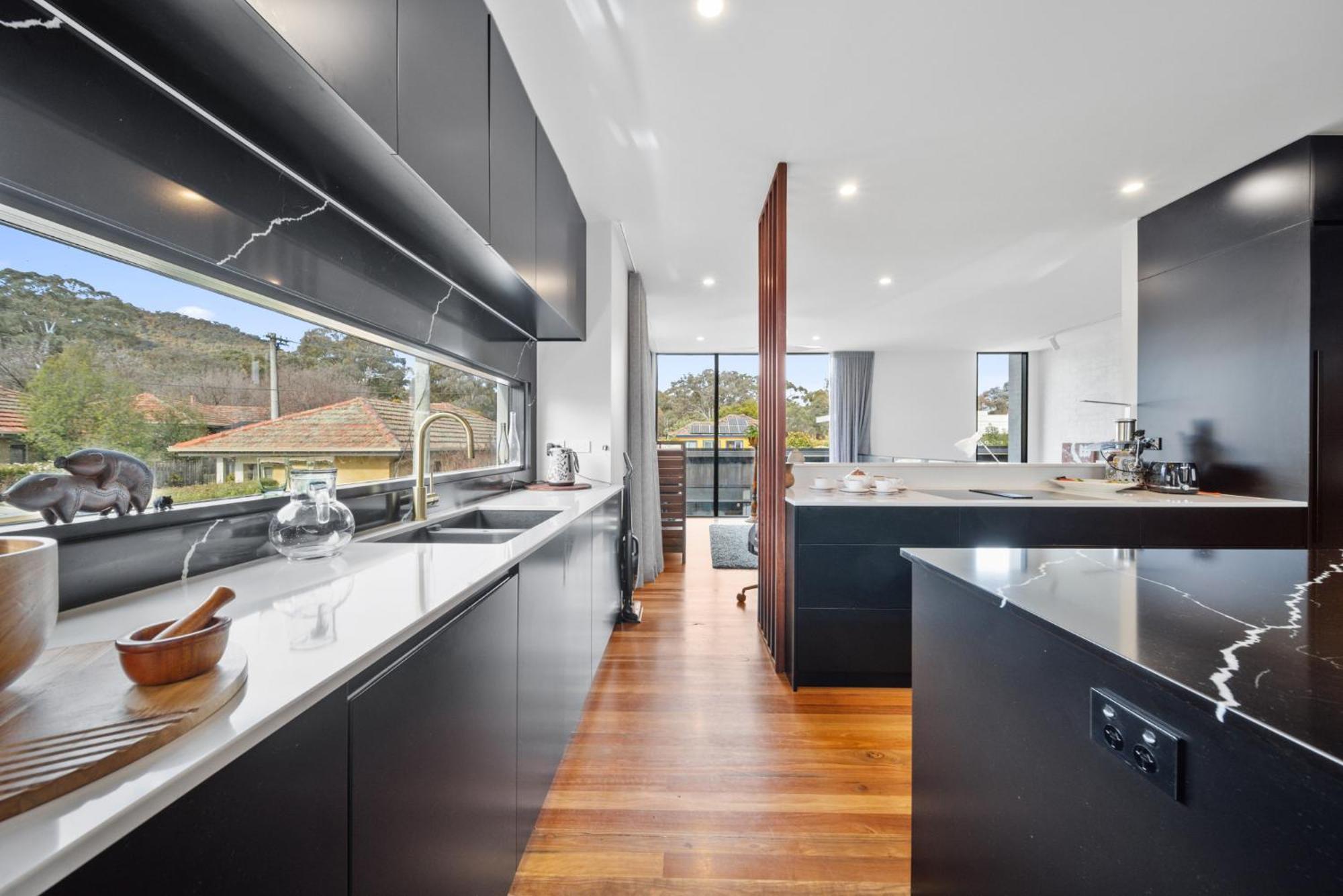Luxurious 2-bed Pool, Lift, Alfresco Dining Holiday home Canberra