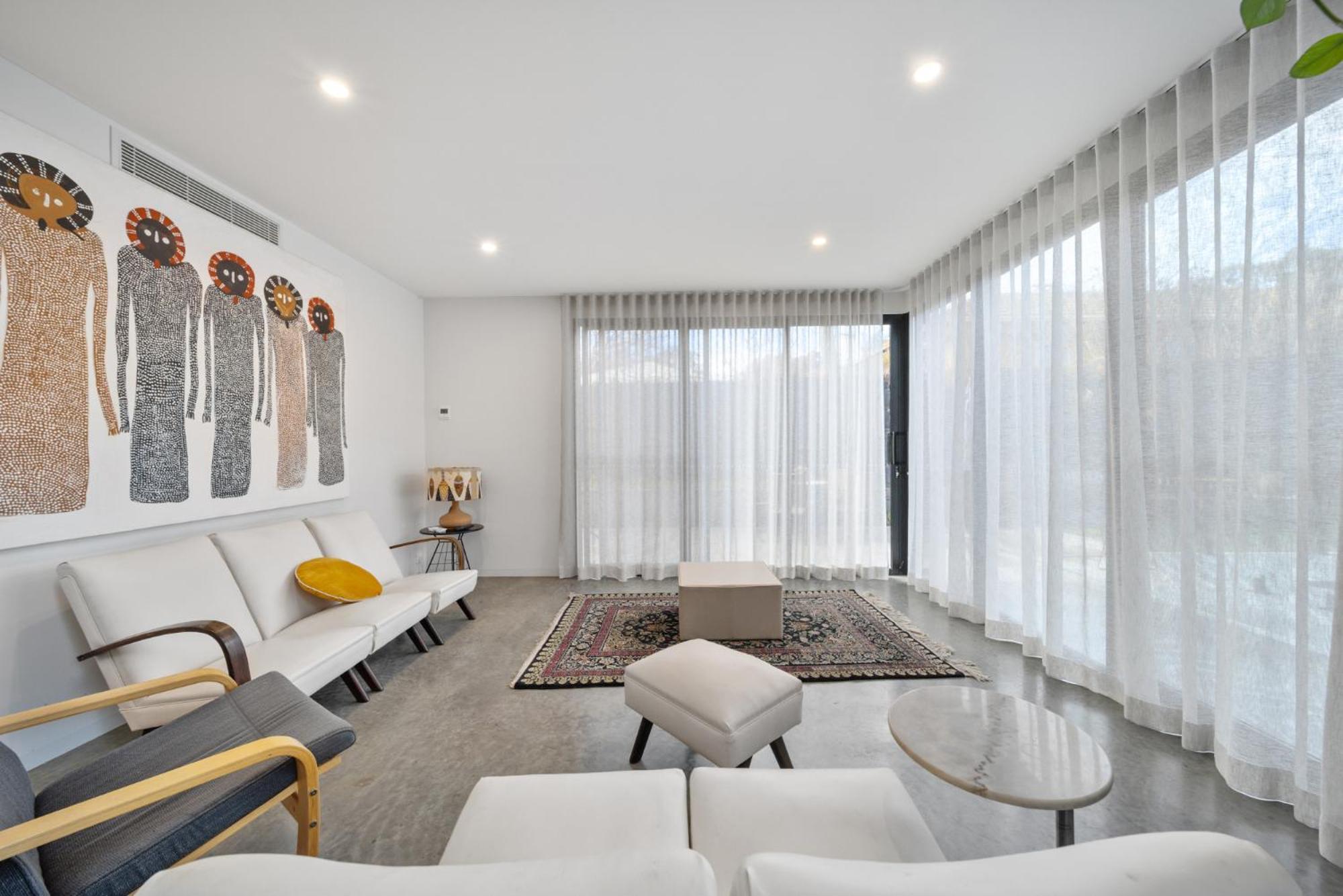 Luxurious 2-bed Pool, Lift, Alfresco Dining Canberra