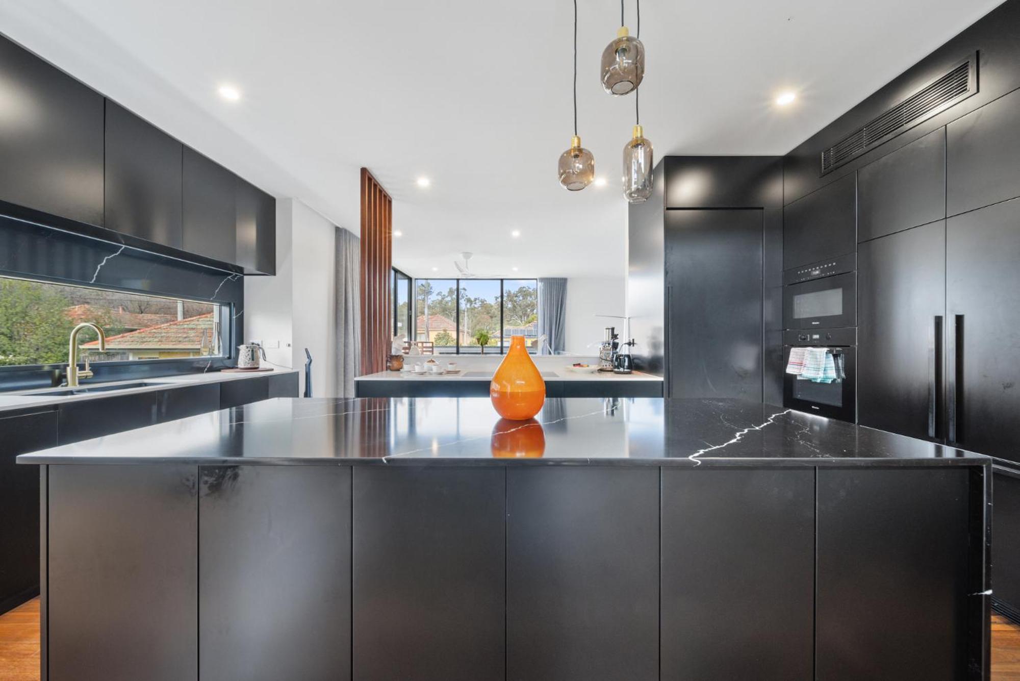Luxurious 2-bed Pool, Lift, Alfresco Dining Holiday home Canberra