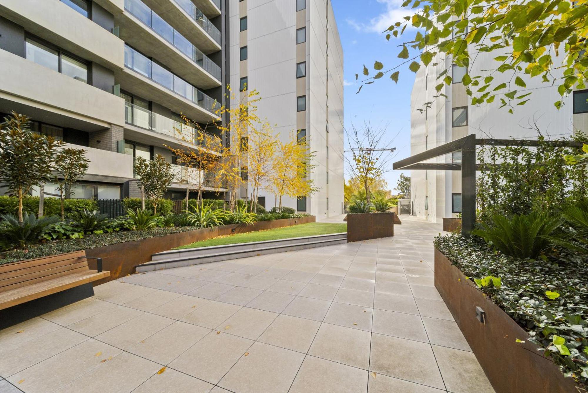 Sleek Inner-city 2-bed With Swimming Pool & Bbq Canberra