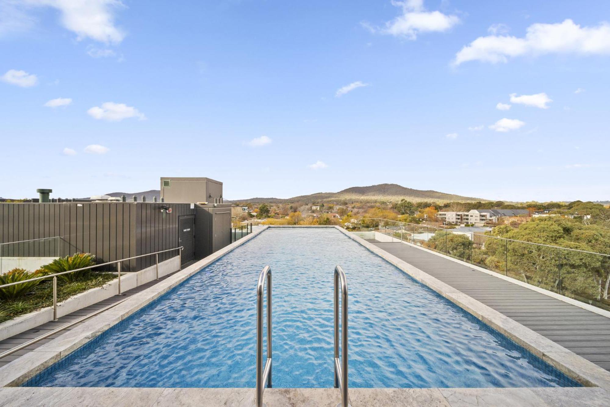 Sleek Inner-city 2-bed With Swimming Pool & Bbq * Canberra