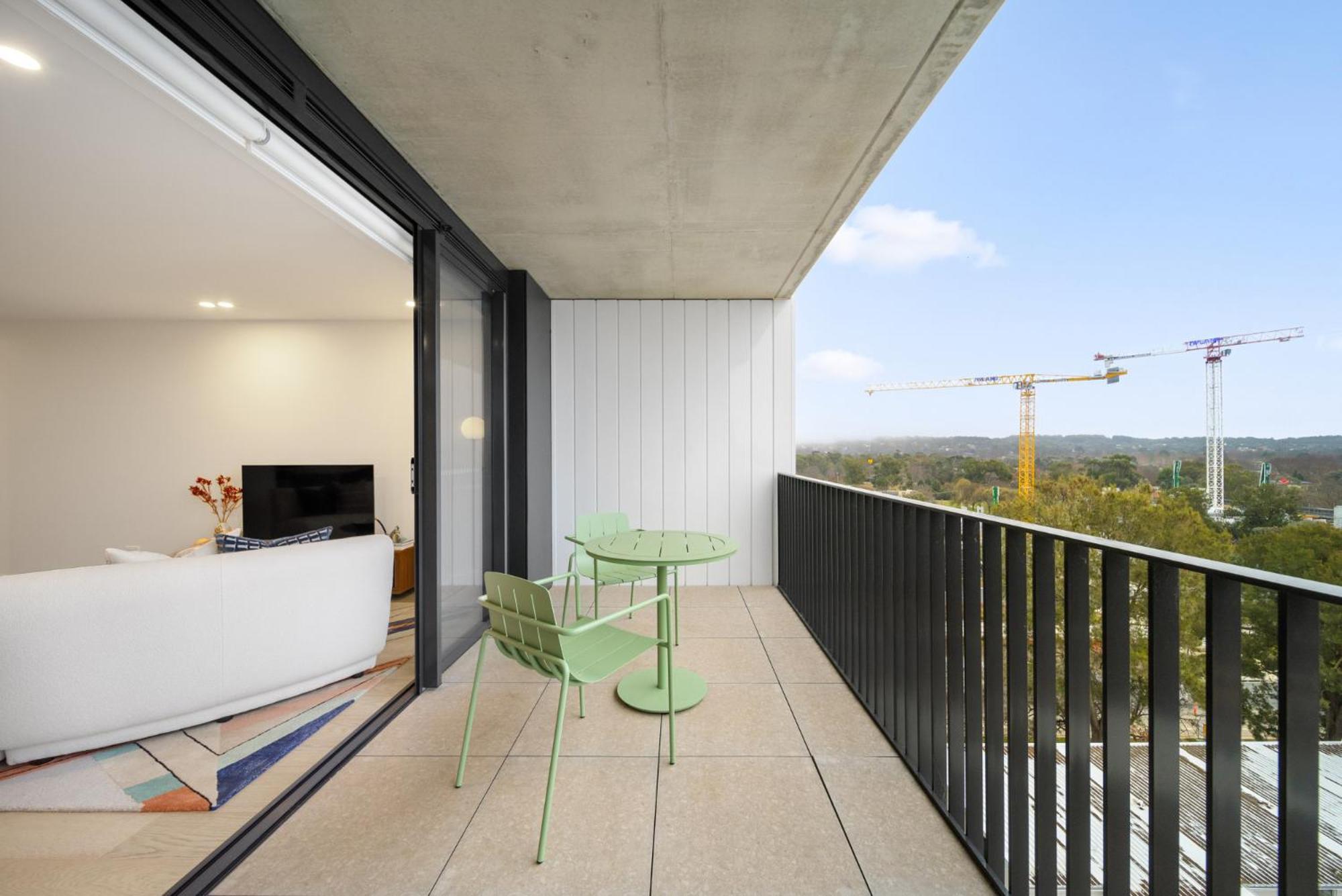 Sleek Inner-city 2-bed With Swimming Pool & Bbq Apartment