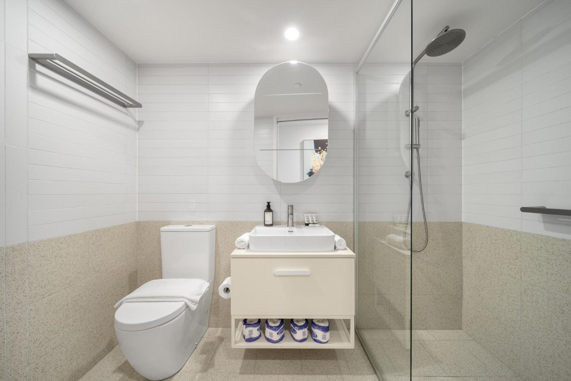 Sleek Inner-city 2-bed With Swimming Pool & Bbq Apartment *