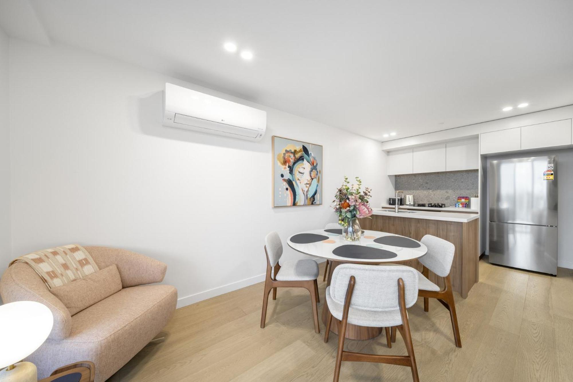 Apartment Sleek Inner-city 2-bed With Swimming Pool & Bbq Canberra