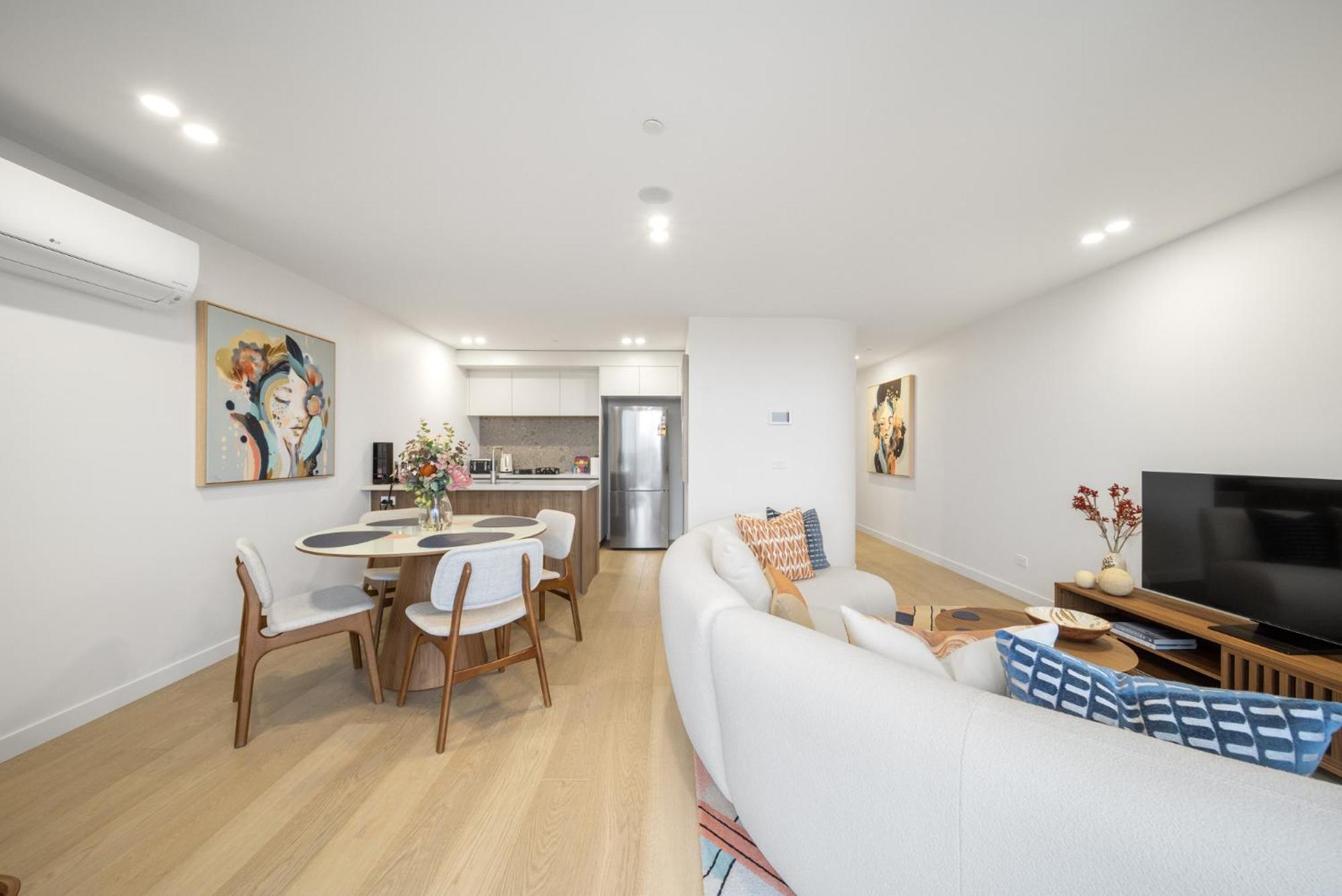 Sleek Inner-city 2-bed With Swimming Pool & Bbq Apartment Canberra