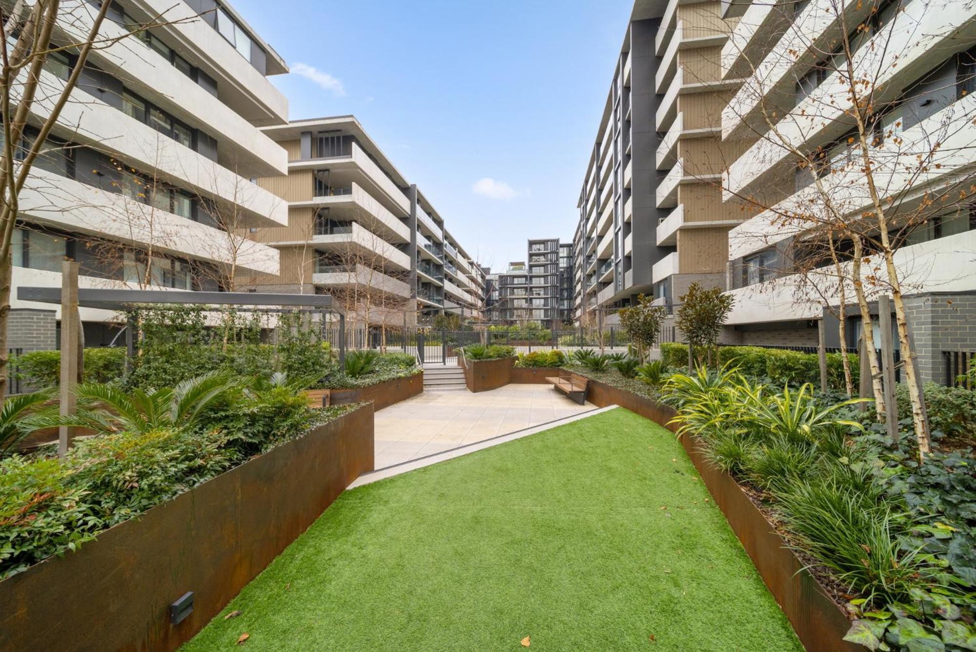 Sleek Inner-city 2-bed With Swimming Pool & Bbq Canberra
