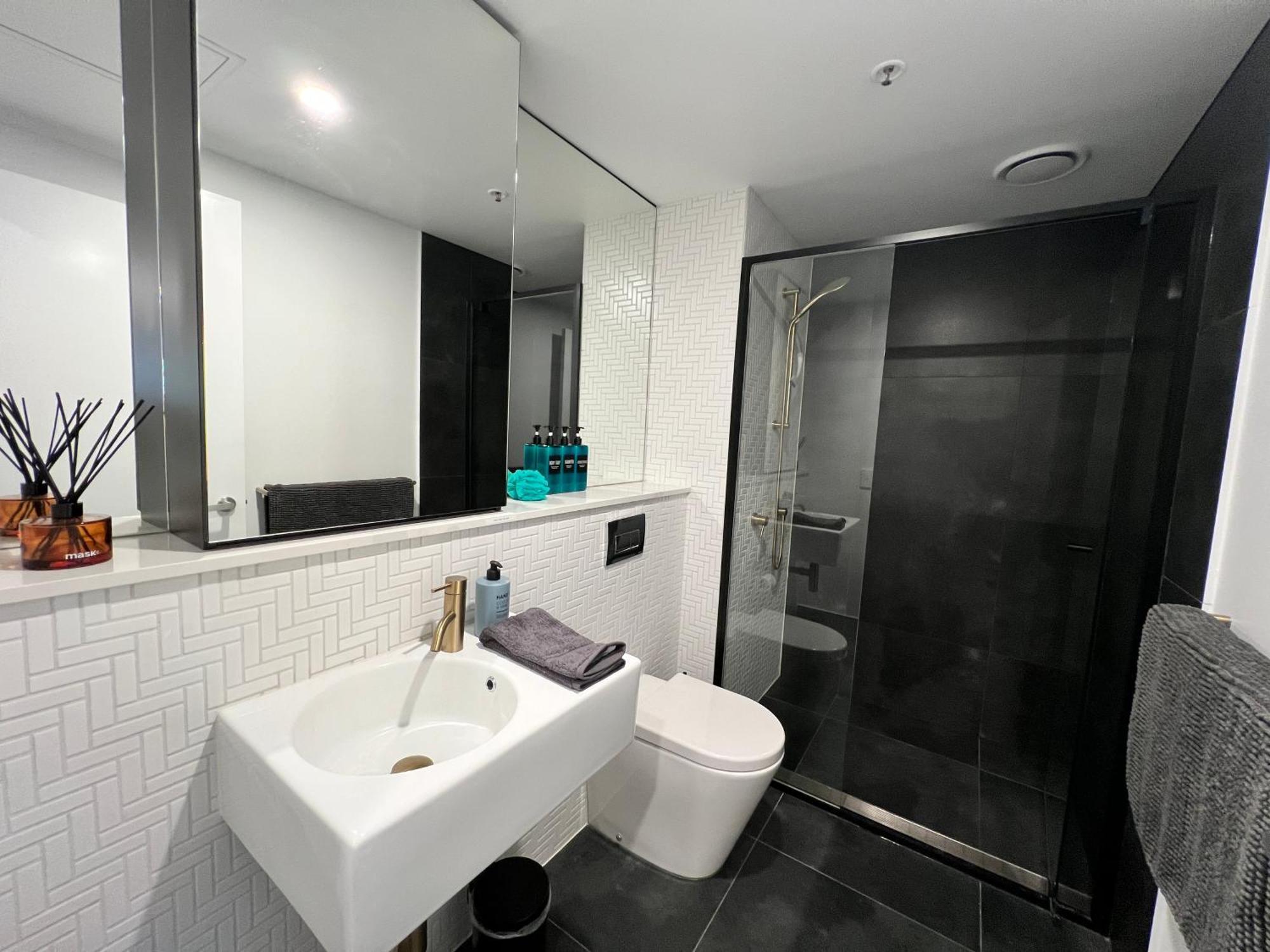 Midnight Luxe 2br 2bath 2car 528 In The Heart Of Braddon Pool Sauna Gym Secure Parking Wifi Wine Canberra