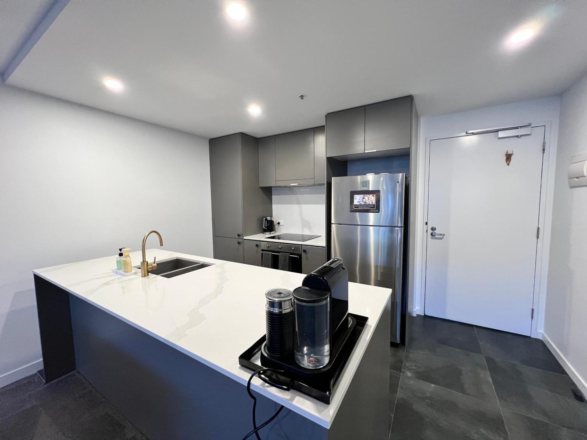 Midnight Luxe 2br 2bath 2car 528 In The Heart Of Braddon Pool Sauna Gym Secure Parking Wifi Wine Apartment Canberra