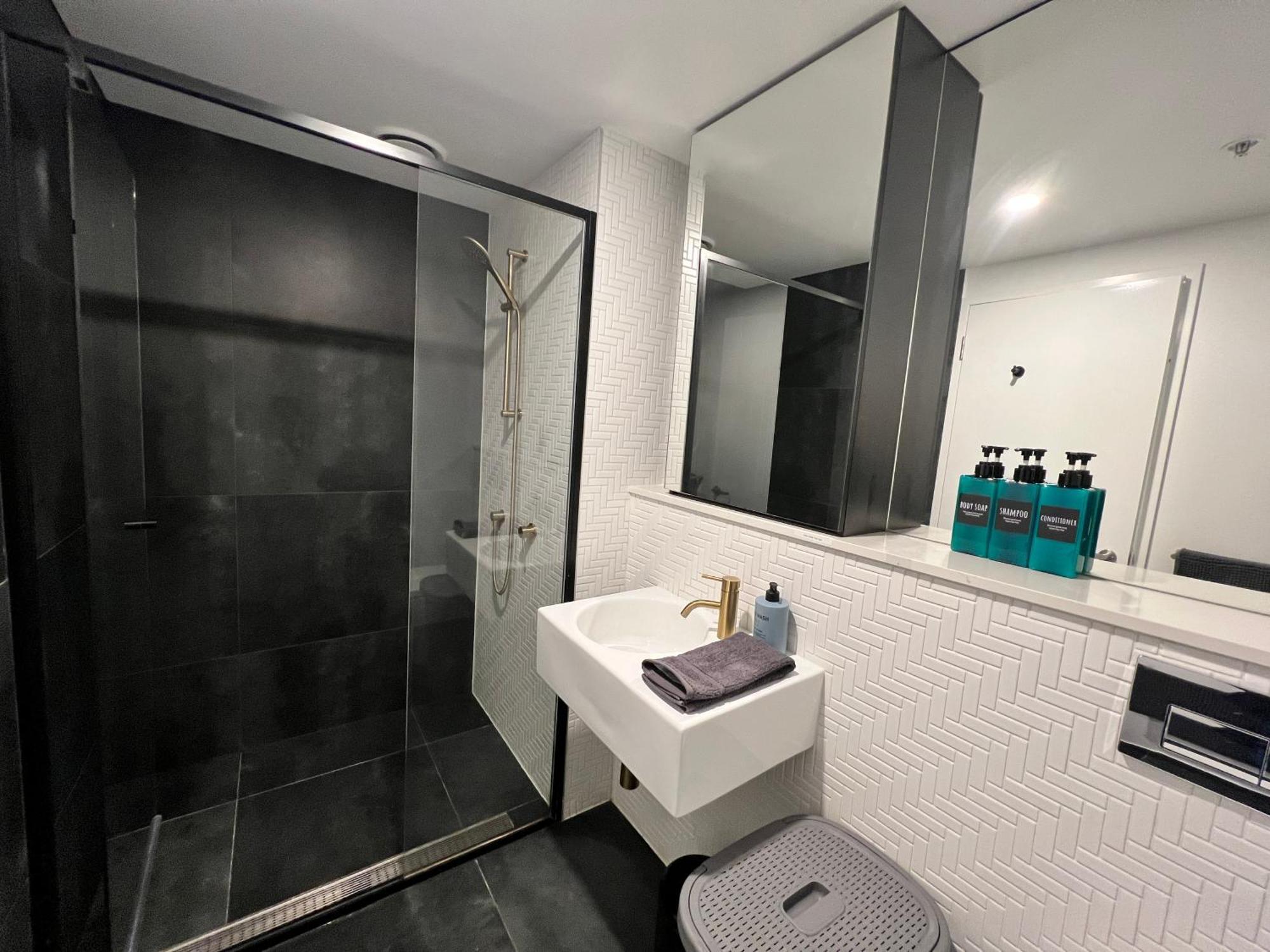 Midnight Luxe 2br 2bath 2car 528 In The Heart Of Braddon Pool Sauna Gym Secure Parking Wifi Wine *