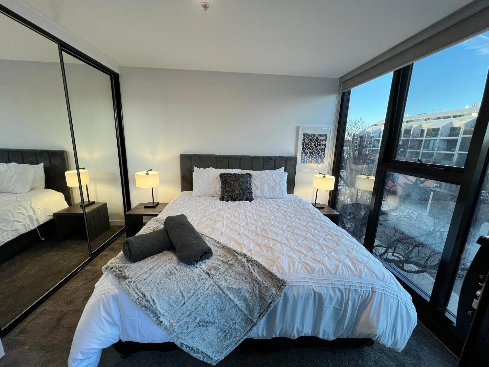Midnight Luxe 2br 2bath 2car 528 In The Heart Of Braddon Pool Sauna Gym Secure Parking Wifi Wine