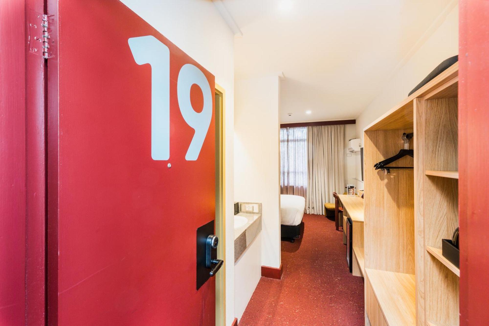 Statesman Motel