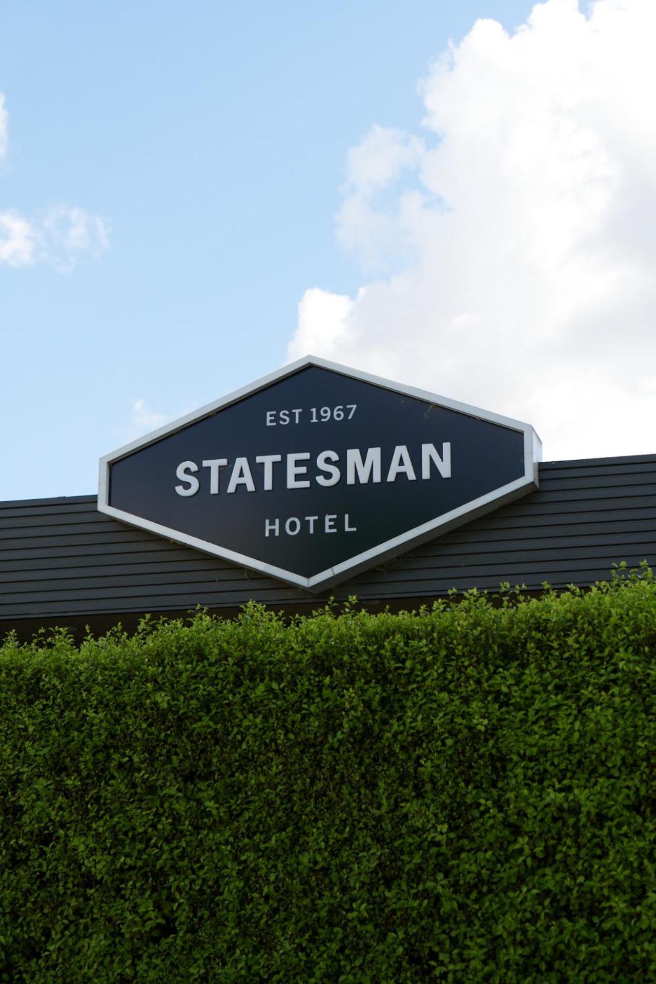 Statesman Motel