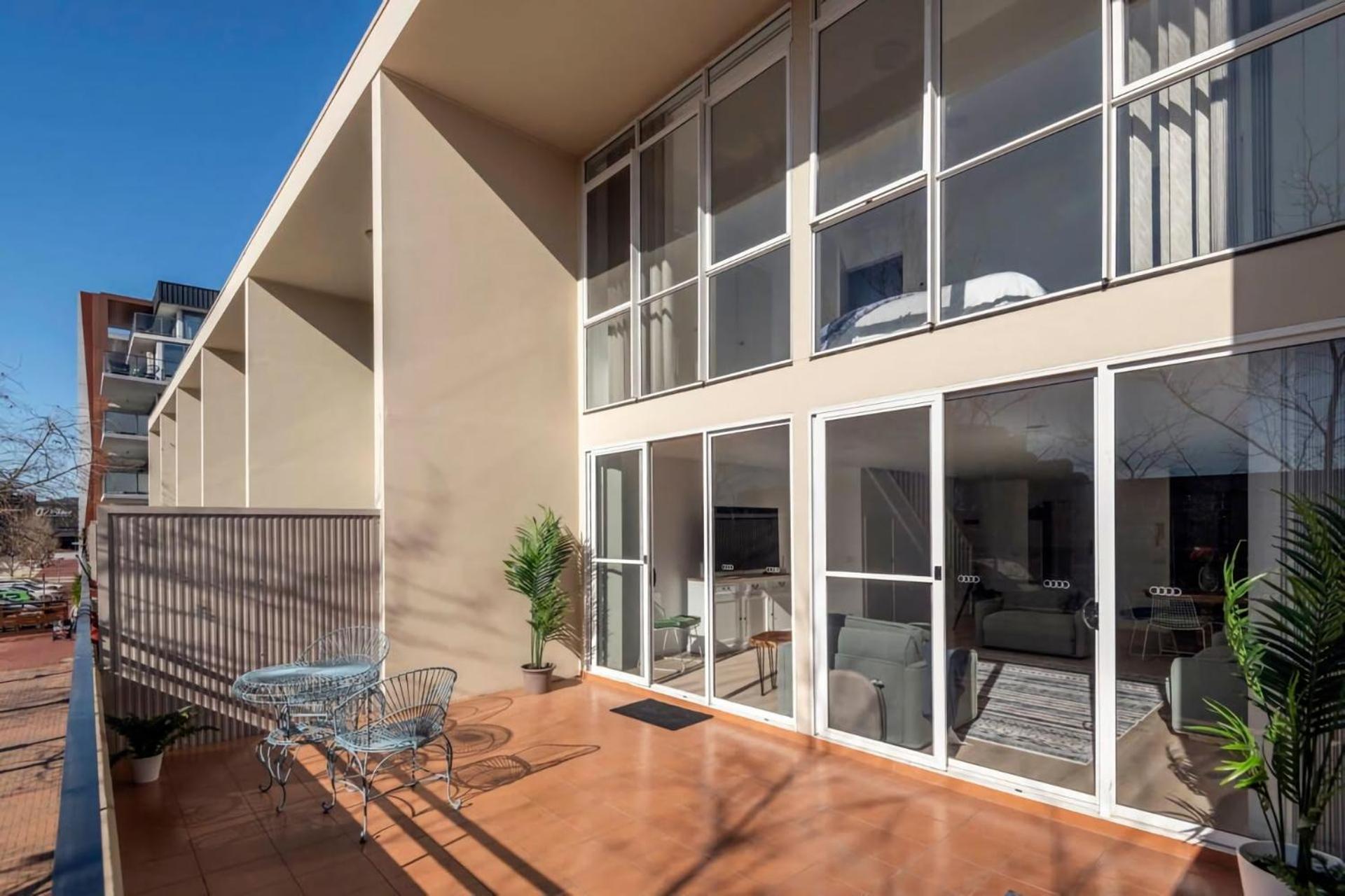 Beautiful 3 Bedroom Townhouse Located In Dickson Apartment Canberra