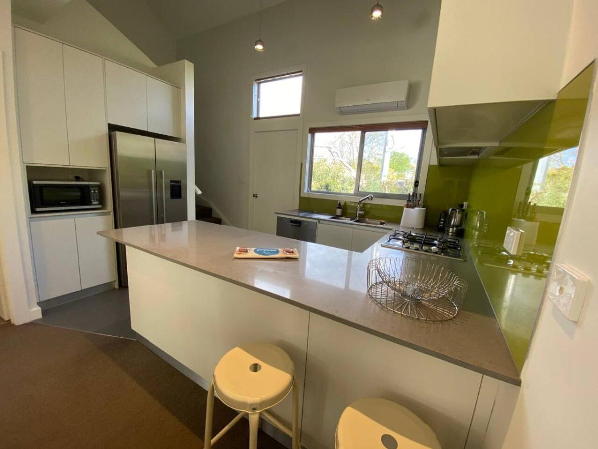 Cosy Work From Townhouse 10 Mins From Holiday home Canberra