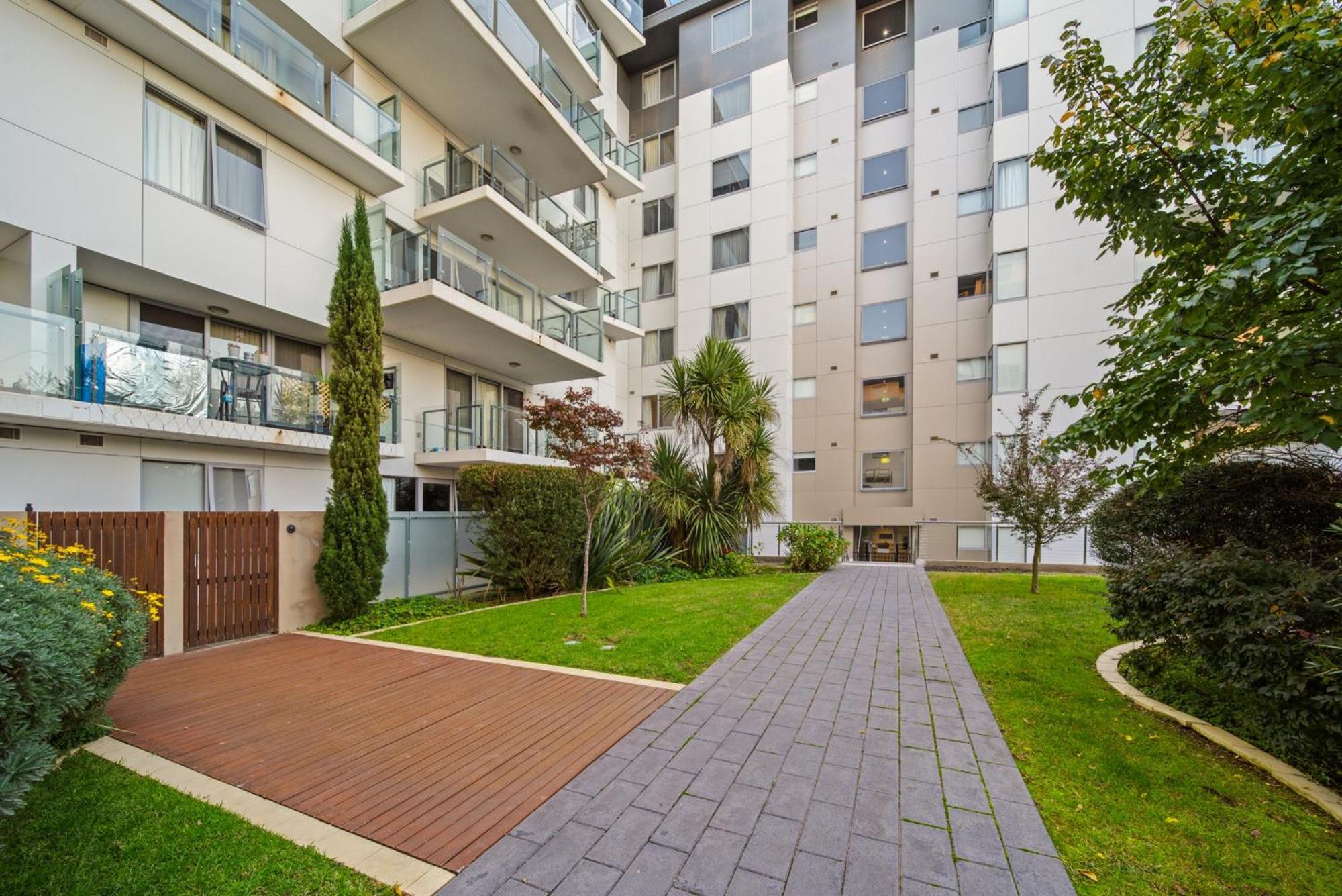 Apartment Convenient 2-bed With Pool By Parks & Amenities