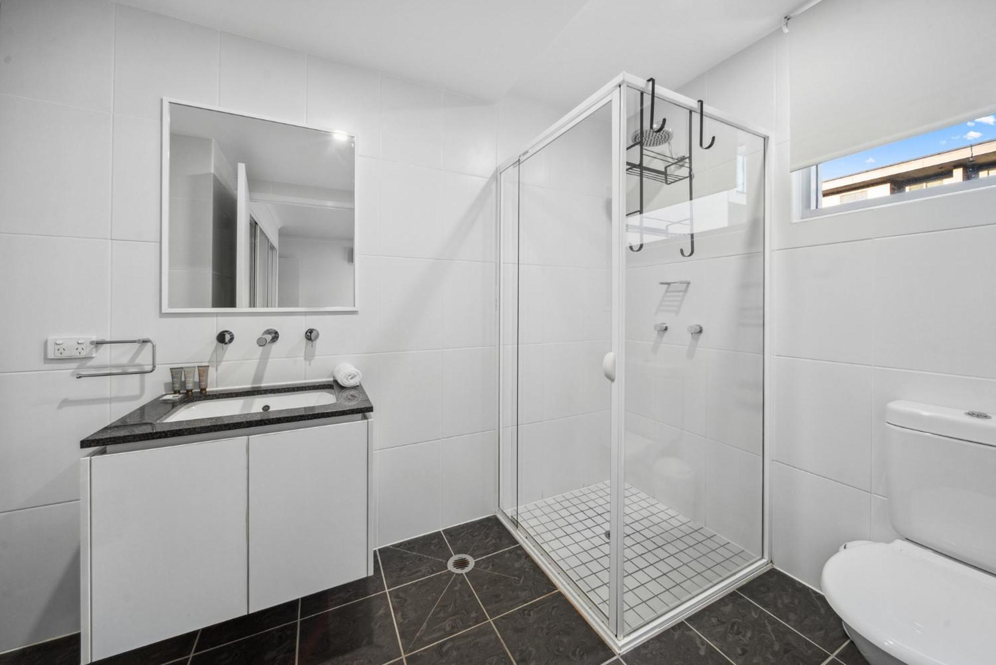 Convenient 2-bed With Pool By Parks & Amenities Apartment Canberra