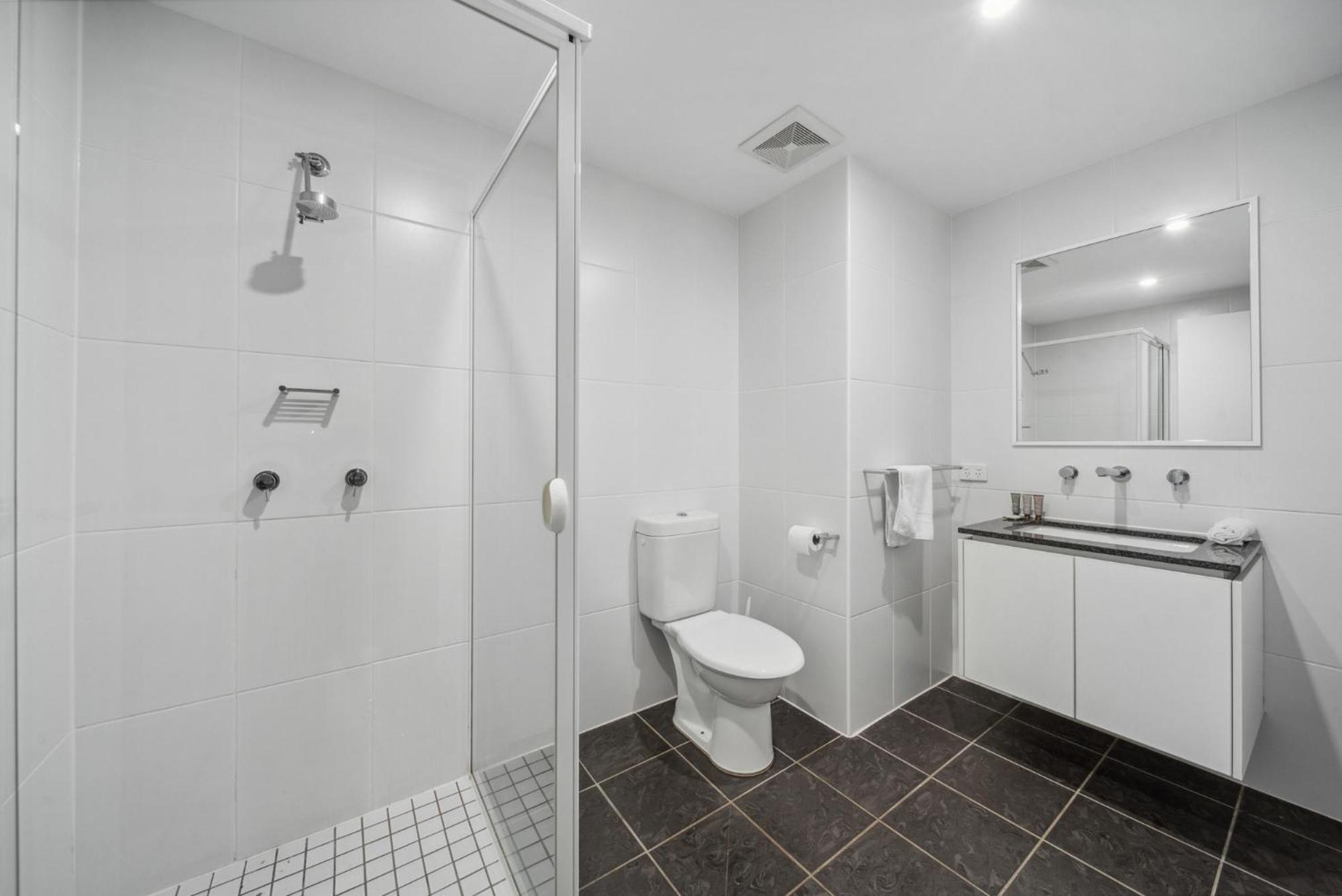 Convenient 2-bed With Pool By Parks & Amenities *