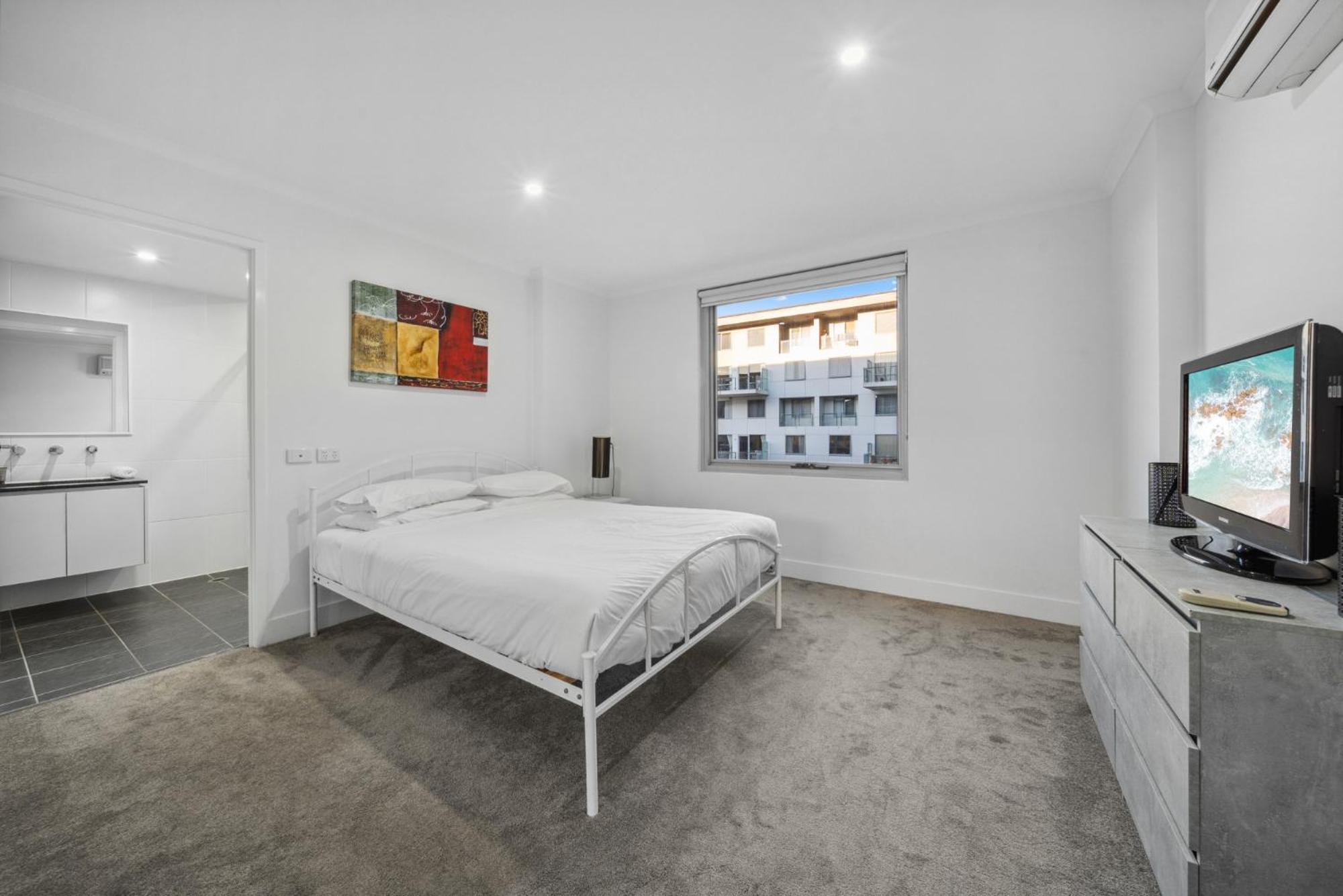 Apartment Convenient 2-bed With Pool By Parks & Amenities
