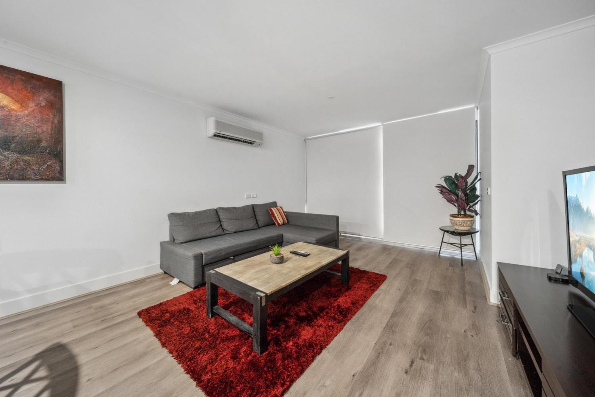 Apartment Convenient 2-bed With Pool By Parks & Amenities *