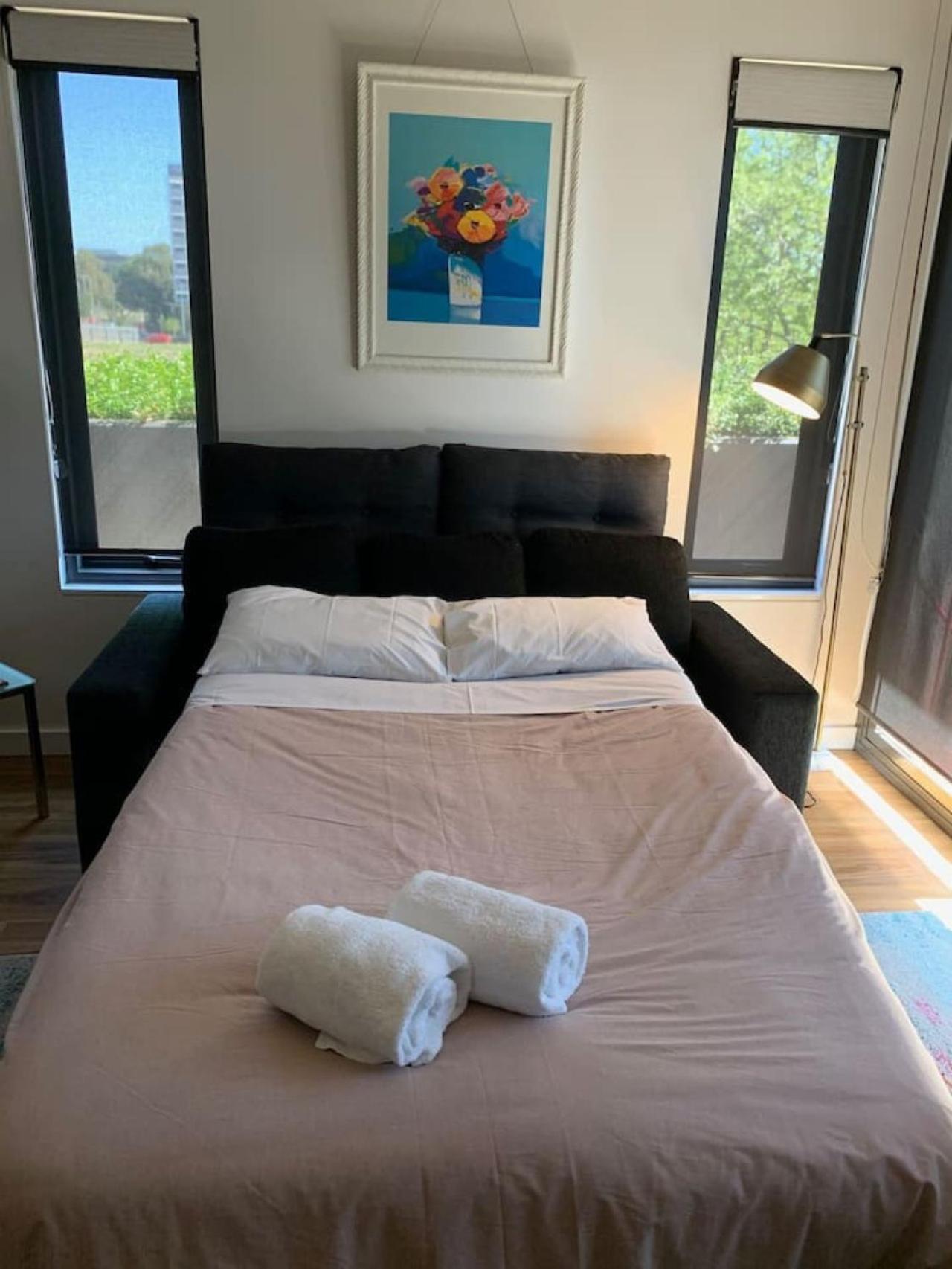 Modern - Prime Location With Heated Pool * Canberra