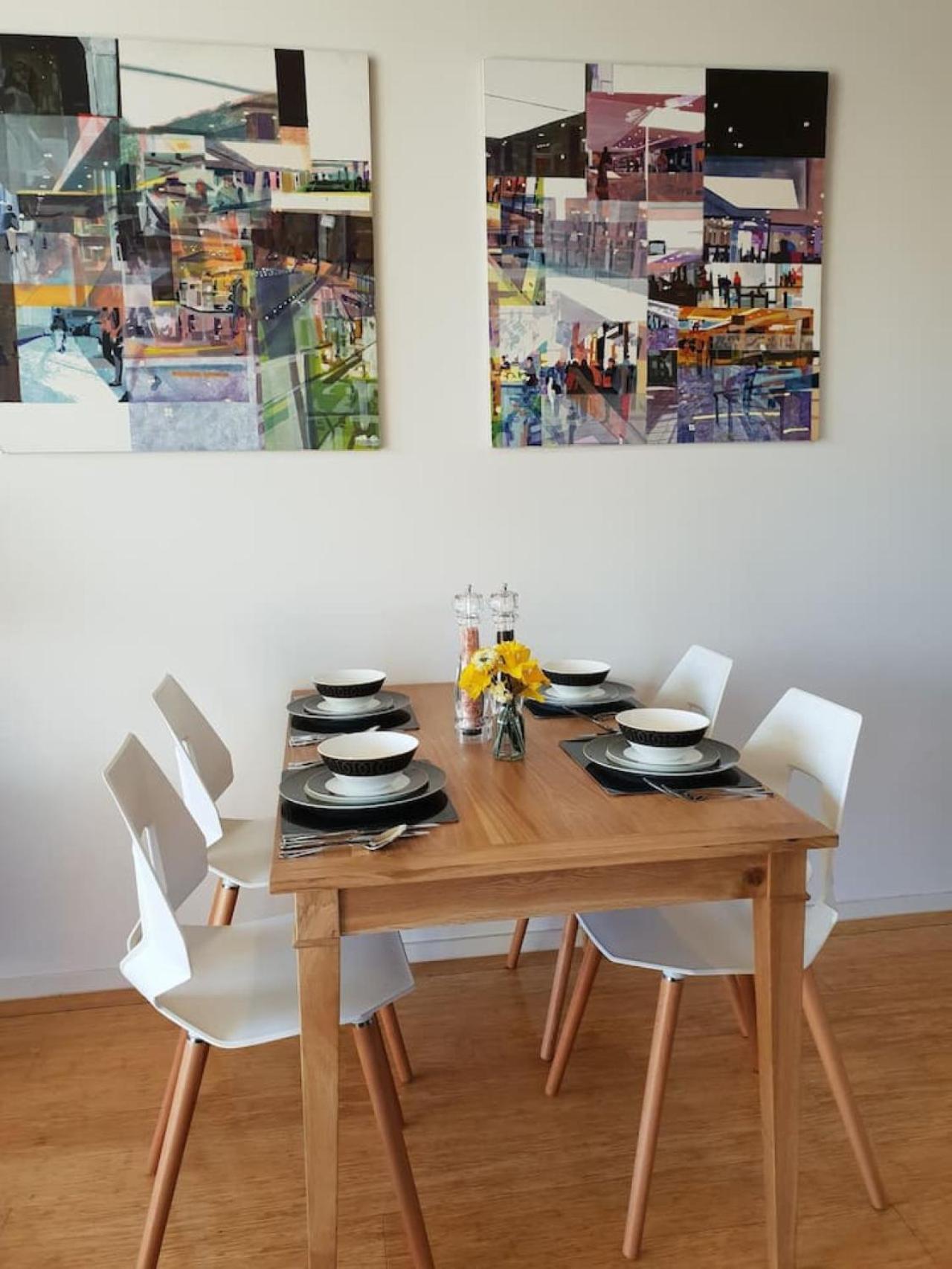 Modern - Prime Location With Heated Pool Canberra