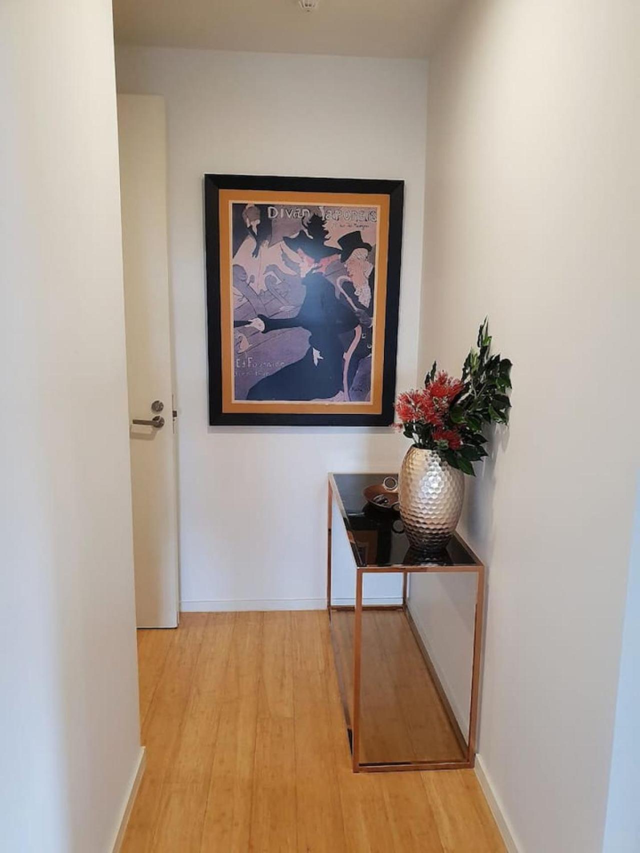 Modern - Prime Location With Heated Pool Apartment *
