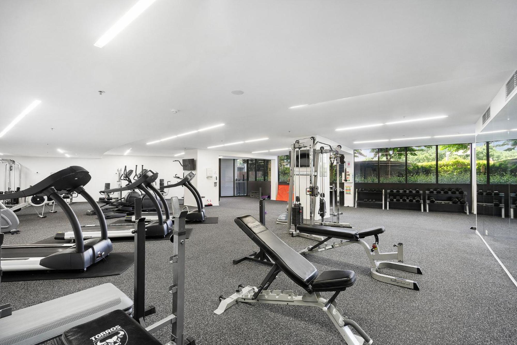 Spacious 1-bed With View In Location *