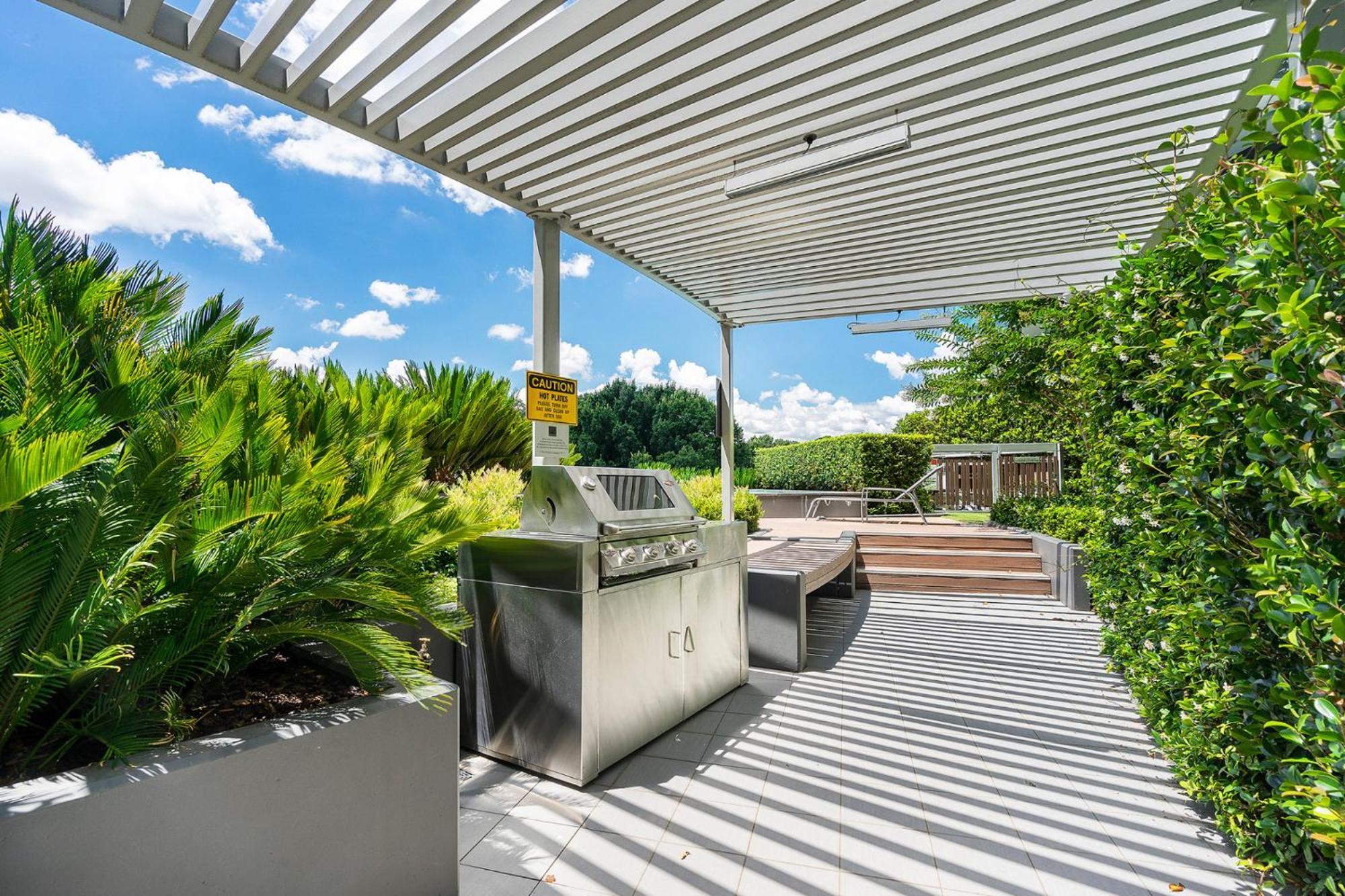 Apartment Spacious 1-bed With View In Location