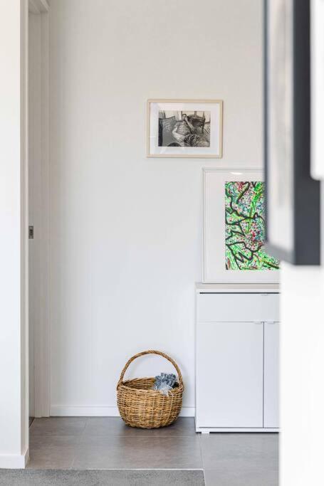Modern Art And Private Entrance & Plenty Free Parking Holiday home